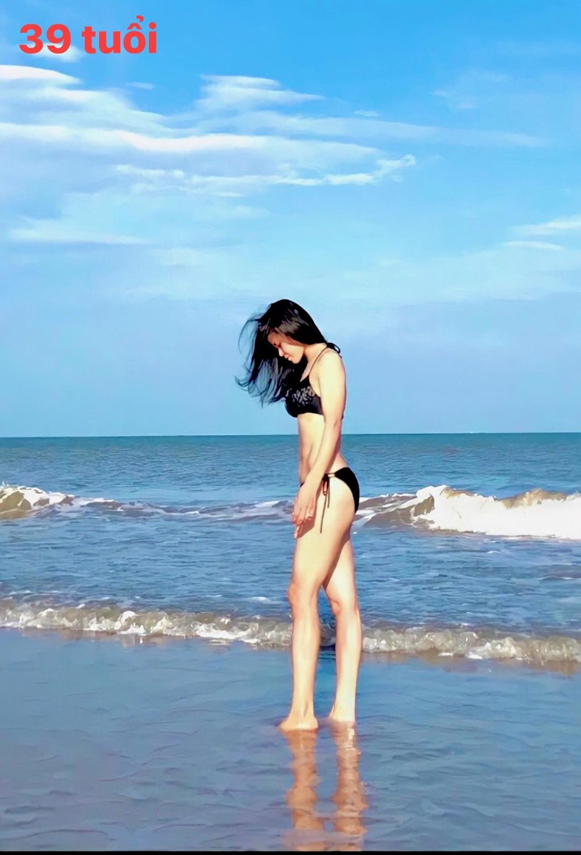 ☘❤ĐỪNG SỐNG CUỘC ĐỜI CỦA NGƯỜI KHÁC! 

- Khi tôi còn trẻ, tôi là một cô gái rất quê mùa, nhút nhát, thiếu tự tin. Làm bất kỳ chuyện gì cũng sợ, ngay cả việc ăn mặc của bản thân cũng sợ người này, sợ người kia đánh giá….. Học hành bằng cấp ra, xin được việc làm ngon lành, chồng bảo ở nhà cũng ở.  Chưa bao giờ dám sống cho bản thân, …. Nhưng khi tôi ốm, thì chỉ mình bản thân tôi chịu đau. Có ai gánh đau hộ tôi được đâu. Họ gặp thì chỉ biết chăm chăm vào khuyết điểm chê thẳng vào mặt tôi: “sao mày già, mày xấu đi nhiều thế, da xệ hết , nám hết rồi…..” Khiến tôi càng mặc cảm tự ti, càng không dám đi đâu,  bệnh còn nặng hơn nữa.

☘Và sau time dài ốm, đau, bệnh triền miên… Buông xuôi có cái chết không thành. Tình cờ một hôm đọc một câu triết lý : SỐNG MÀ KHÔNG KHOẺ MẠNH THÌ CHỈ LÀ TỒN TẠI CHỨ KHÔNG PHẢI LÀ SỐNG “. Phải sống cho đáng sống, là cuộc sống của chính mình. 

☘Và từ đó tôi đã tự mình ý thức: Sống tích cực, tập luyện thể thao….  Tôi đã tự tin , tự do làm những điều mình muốn, được làm những điều khiến mình vui, mình khỏe mạnh, HP và bình an. 

👉👉 Tôi đã biết không quan tâm thế giới ngoài kia nói gì, nghĩ gì. Chỉ tôi và Vũ Trụ  biết tôi tích cực là đủ!🙏🙏🙏