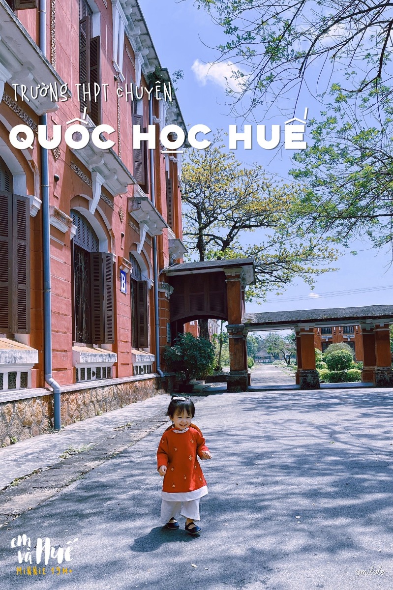 Con chào các cô chú ạ, con là em bé Minnie, 1 tuổi rưỡi 👧🏻

Con sinh ra ở Sài Gòn, mẹ con là người Huế, mẹ con rất yêu Huế…

Mẹ nói :”Xa Huế rồi, lại càng thấy yêu Huế nhiều hơn, giống như người ta thường nói khi có không trân trọng, mất lại tìm vậy đó”

Xa Huế rồi, mẹ con mới thấy Huế đẹp biết bao nhiêu, bình yên và nhẹ nhàng biết bao nhiêu.

Nếu có dịp, các cô chú hãy ghé thăm Huế của mẹ con nhé, ghé thăm vùng đất Cố Đô “bao năm vẫn vậy”, để được sống chậm lại, được cảm nhận nét đẹp trầm lắng, dịu dàng, bình yên của cảnh quan và con người nơi đây, một cảm giác khó tả khiến bất kỳ ai cũng phải luyến lưu ❤️

Trước khi đó, con mời các cô chú cùng con đi du lịch Huế trên từng bức hình nhé 🥰