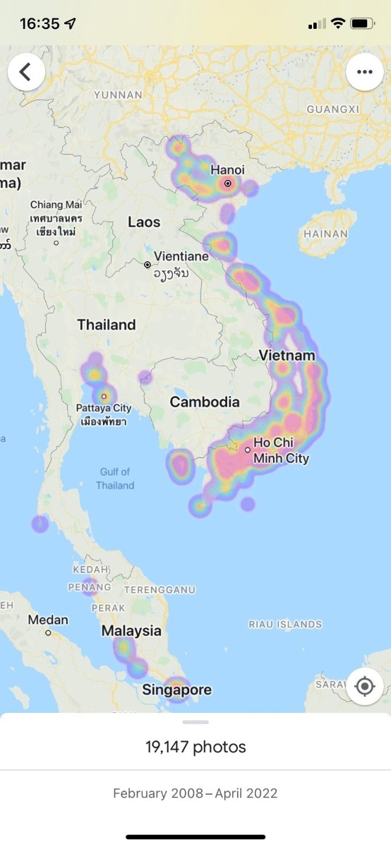 Nhà mình thuộc diện ham chơi, bạn nhỏ nào cũng lăn lóc đi chơi từ khi 3 tháng tuổi. 

Mình share lại cho các bố mẹ một số tip mình lượm lặt được trên những chặng đường 15 năm lang thang cùng con nhé.

Đi chơi thế nào?

Vé ✈️ sẽ rẻ hơn khá nhiều nếu đặt “ngược hướng”, ngược mùa. Thời điểm vé máy bay rẻ là sau rằm tháng giêng cho tới trước Giỗ tổ Hùng Vương, sau 1/5 tới 25/5. Sau 2/9 tới trước 25/12 hoặc bay ngược hướng từ 23 âm lịch tới 1 Tết. Mùa vé rẻ nhà mình sẽ bay điểm xa và mùa nào đắt thường sẽ đi 🚗 điểm gần

Nếu bay thường xuyên thì nên chọn thẻ tín dụng có quyền ưu đãi ở sân bay, VD nâng hạng thẻ bông sen vàng được check in ở quầy ưu tiên, được gửi 2 kiện hành lý, hành lý được ưu tiên ra trước, ngồi phòng chờ các sân bay lớn (có đồ ăn) miễn phí. 

Ở các sân bay nhỏ thẻ ưu tiên của ngân hàng/VNA được check in ưu tiên và làm thủ tục Hải quan ưu tiên nhưng không được sử dụng phòng chờ (k tính Biz class hoặc thẻ bông sen vàng hịn). Thẻ ngân hàng quyền lực với bay nhất hiện tại là một dòng thẻ của VIB. Sử dụng thẻ ưu tiên tk thời gian xếp hàng chờ ở sân bay và tận dụng thời gian chờ làm việc trong không gian thoải mái, an toàn được (k phải liếc trái liếc phải canh ba lô 😆).

Nếu bay HCM-Hà Nội thì chọn chuyến khai thác bằng máy bay lớn (Boeing 787 hoặc Airbus A350) rộng rãi, thoáng, tiện nghi hơn. Có thể mang theo tai nghe cá nhân hoặc mượn tai nghe ở cửa để xem phim trên máy bay.

Giờ bay từ HN/SG: bay trước 8h30 hoặc sau 17g để tránh tắc đường khi ra sân bay hoặc phí thời gian cả 1 ngày di chuyển nếu bay chuyến trưa.

Đi thời gian nào?

Miền Nam bao gồm Đà Lạt: tháng 5-10 mùa mưa, tầm đi đẹp nhất là từ tháng 11-3 (Phú Quốc, Côn Đảo, Đà Lạt), miền Tây mùa khô trời mát nhưng ít loại trái cây hơn mùa hè. Mùa nước nổi miền Tây là gần cuối năm (cuối mùa mưa) có nhiều loại tôm cá hơn. Mùa thích nhất để đi Đà Lạt là mùa khô t11-t3, hoa nhiều, trời mát lạnh, không mưa. Hè Đà Lạt thường mưa mỗi ngày.

Miền Bắc, Bắc Trung bộ: đi tháng 3-4 hoặc tháng 8-9 mát mẻ, k lạnh quá cũng k nóng quá. Nhưng nếu đi biển phía Bắc thì vẫn đi mùa hè

Biển Nam Trung Bộ mùa hè đẹp, sóng êm, bãi thoải, cát trắng mịn. Biển từ Đà Nẵng vào Ninh Thuận vô cùng nhiều bãi đẹp.

Tây Nguyên: đi mùa khô, mát mẻ

Ở đâu?

Thực ra là đâu mình cũng ở, từ Camp tới homestay, farmstay, hotel, resort. Nếu đi địa điểm mới, ra ngoài chơi nhiều chỉ cần chỗ ở sạch sẽ, an toàn, tiện đi lại, k cần ăn sáng để ra ngoài thử đồ địa phương. Nhưng ngược lại, đi biển mình thích ở resort sát biển cho tiện chơi cả ngày, phòng view biển để dù lười vẫn ngồi trên phòng nghe 🌊 vỗ uống trà

Resort, hotel 4-5* có thể mua qua các bạn bán voucher hoặc đặt agoda, booking trước 1-2 ngày (last minute nhưng nếu đặt phòng vào ngày nhận phòng giá thường k tốt bằng đặt trước 1 ngày). 2 website này nhược điểm laf k có hoá đơn. Nếu đặt khách sạn nhỏ (ở các thành phố nhỏ) nên gọi điện đặt trực tiếp, giá thường rẻ hơn đặt qua Agoda 😅. Đặt khách sạn lớn khi đi công tác nên xin contact một bạn sales, vừa có hoá đơn vừa có giá rẻ lại k cần đặt phòng sớm.

Muốn có hoá đơn hoặc đặt các combo bao gồm xe của resort đưa đón từ Hà Nội/Sài Gòn thì đặt qua IVIVU

Chơi ở đâu?

Cái này tuỳ sở thích 😌, các chỗ chơi của Vin nên mua trọn gói cùng Combo phòng cho rẻ. Các chỗ chơi khác vé đắt tiền (kể cả nước ngoài) đặt vé online qua các đại lý bán vé sẽ rẻ hơn nhưng nhược điểm là phải chọn trước thời gian đi.

Ăn gì?

Cái gì ngon thì ăn (thường tuỳ khẩu vị và sở thích nên khó trùng quan điểm cái gì ngon😜), nên thử đồ địa phương dù chuyện bạn cảm nhận ngon hay không là 50:50. Search Google map chọn quán rating cao (thường trên 4* và số lượng người rating đông, người rating có hình sao nhiều cánh là người rating nhiều nên đáng tin hơn các account mới lập) gần như đảm bảo đồ ăn xứng đáng với số tiền bạn trả

Mua gì về làm quà?

Hầu như mình không mua gì 🤪 ngoài đồ ăn. những món địa phương khó Ship hoặc có hương vị gắn với tuổi thơ, hoặc rất ngon k mua được ở SG sẽ được mình tha về.

Thời gian ở đâu để đi chơi? Nếu muốn đi thì vũ trụ sẽ dẫn đường, FB sẽ ngập quảng cáo du lịch 😝

- Nếu mình đi công tác thì 8 tiếng làm việc, 8 tiếng đi chơi, 2 tiếng học bài 😂 và 6 tiếng ngủ. Thời gian đi chơi vẫn rộng dài 😝

- Nếu con nghỉ học thì chọn chỗ con chơi an toàn, ba mẹ làm việc được.

- Nếu cả nhà cùng nghỉ: dễ quá rồi, quẩy cùng nhau hết sức rồi về 😜
