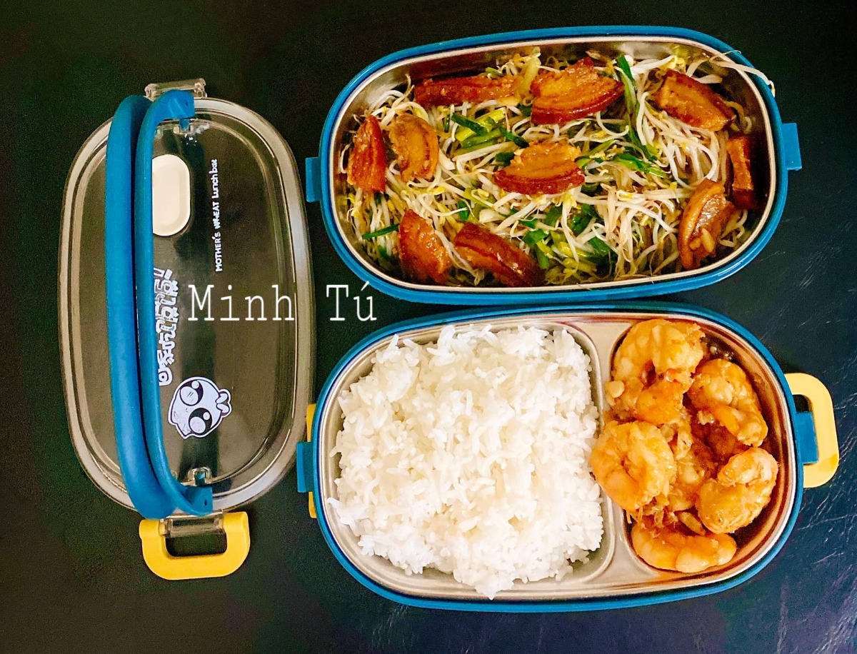 [GÓC MANG CƠM ĐI LÀM]

Em chào các anh chị, các bạn. Hôm nay em xin góp vui với cả nhà một số hộp cơm mang đi làm hàng ngày của vợ chồng em. Ảnh đa số là hộp của em, còn hộp của chồng thì nhiều cơm hơn. Tiêu chí là ăn no thôi còn đủ chất không thì em cũng không biết nữa 😂

Chồng em từ ngày lấy vợ trí nhớ bị suy giảm, quên hết những thứ cần quên, quên hết tất cả các ngày lễ và ngày kỉ niệm, nên để chồng không quên luôn cả cái ngày được lĩnh một khoản tiền mà người ta hay gọi là lương, mà khoản này thì nên đưa cho vợ, nên em đã phải nấu cơm như này để giúp chồng không mất trí nhớ nữa =)))

Nhưng bù lại cho việc mất trí nhớ thì chồng em tăng được mỗi hơn chục cân ạ.