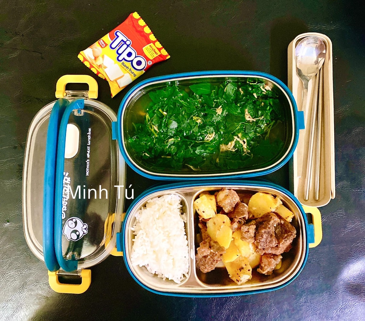 [GÓC MANG CƠM ĐI LÀM]

Em chào các anh chị, các bạn. Hôm nay em xin góp vui với cả nhà một số hộp cơm mang đi làm hàng ngày của vợ chồng em. Ảnh đa số là hộp của em, còn hộp của chồng thì nhiều cơm hơn. Tiêu chí là ăn no thôi còn đủ chất không thì em cũng không biết nữa 😂

Chồng em từ ngày lấy vợ trí nhớ bị suy giảm, quên hết những thứ cần quên, quên hết tất cả các ngày lễ và ngày kỉ niệm, nên để chồng không quên luôn cả cái ngày được lĩnh một khoản tiền mà người ta hay gọi là lương, mà khoản này thì nên đưa cho vợ, nên em đã phải nấu cơm như này để giúp chồng không mất trí nhớ nữa =)))

Nhưng bù lại cho việc mất trí nhớ thì chồng em tăng được mỗi hơn chục cân ạ.