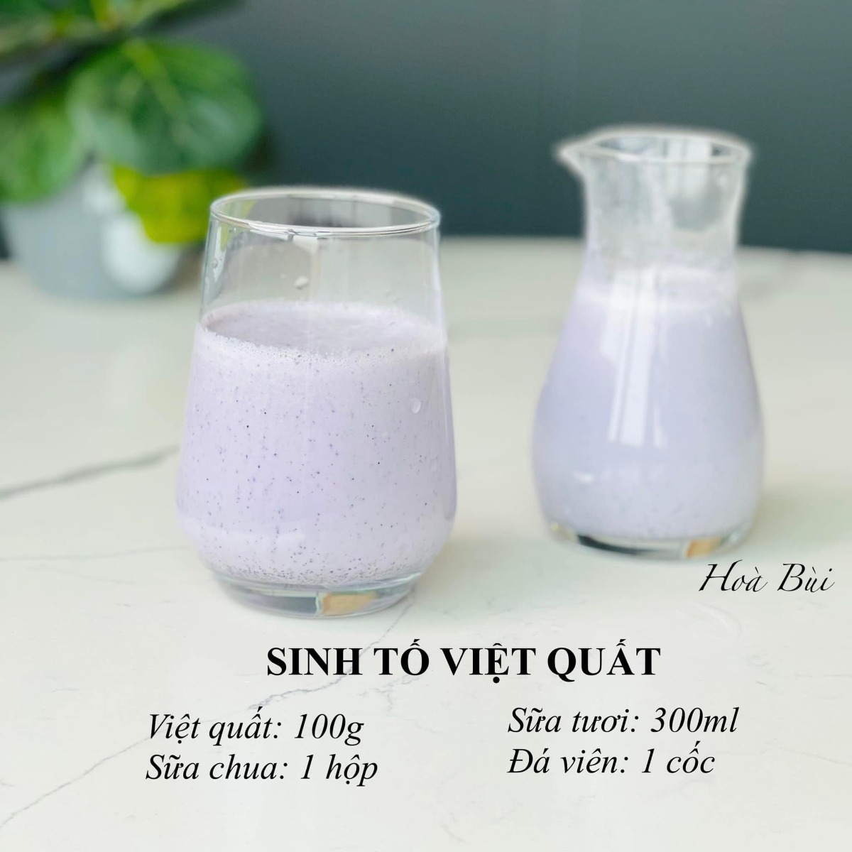 10 CÔNG THỨC SINH TỐ HOA QUẢ THƠM NGON ĐẸP 

Mùa hè nắng nóng này chỉ muốn uống gì đấy mát mát, thơm ngọt kiểu như sinh tố hoa quả hay nước ép. Nghĩ tới mấy thứ mát lạnh màu sắc cũng thích rồi.

Mấy bạn nhỏ nhà em có nhiều loại hoa quả để cắt miếng các bạn ý lại không ăn, không muốn ăn. Còn xay sinh tố thì nhiều khi dạng sệt các bạn ý lại không khoái lắm. Nói chung là cái gì cũng thế cũng cần tạo thói quen và rèn luyện từ từ. Dưới đây là những loại sinh tố hoa quả mà ngon, thơm và dễ uống mà được cả 3 bạn nhỏ nhà em cực thích nên em chia sẻ hi vọng sẽ tạo động lực để các mẹ làm vào hè này nhé. 

🍀 Mới làm quen nên em mới làm sinh tố từ hoa quả trước (rau thì khi quen hẳn cách uống thì em sẽ mix dần vào sau) 

🍀 Công thức chung là:

Hoa quả + sữa tươi không đường + đá + sữa chua + sữa đặc (tuỳ công thức)  

🍀 Một số lưu ý để có cốc sinh tố hấp dẫn:

👉 Không nên dùng sữa chua có hương vị mà nên dùng sữa chua hy lạp, sữa chua không đường.

👉 Nên dùng sữa tươi không đường hoặc sữa hạt nếu không dùng nước lọc vì hoa quả thường có vị ngọt sẵn, tuỳ hoa quả mà nhạt thì mix thêm sữa đặc, còn không thì bỏ qua sữa đặc vì sinh tố ngọt quá cũng khó uống. 

👉 Nếu công thức kết hợp 2-3-4 loại quả thì nên chọn cốt 1 loại có vị ngọt và hương thơm chủ đạo, còn lại không vị hoặc hơi chua để món sinh tố không bị ngọt quá khó quá. 

👉 Em thì hay xay hoa quả tươi luôn nhưng nếu không có thời gian mua sắm hàng ngày hoặc chuẩn bị hàng ngày hoặc có 1 số loại mix số lượng ít một loại thì có thể chia sẵn và cho vào hộp/túi để ngăn đá từng công thức, khi nào ăn thì bỏ ra xay là xong. 

👉 Cần có 1 chiếc máy xay công suất lớn để giúp sinh tố thật nhuyễn nhất là: rau củ và đá 

Vì nếu sinh tố mà nó lợn cợn thì sẽ khó uống hơn

Em tiện dùng luôn máy xay sữa hạt vì máy có công suất mạnh nên xay hơn 1p là nhuyễn mịn luôn, tiết kiệm thời gian hơn. 

Nguồn: Hòa Bùi - YÊU BẾP