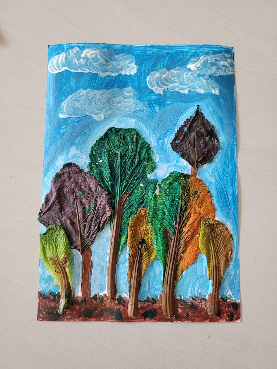 Mẹ con May chào các ba mẹ ạ,

Nay cùng May làm vài tác phẩm, thấy cuộc đời thật sắc màu 🎨, đáng yêu ngọt ngào và ý nghĩa như May vậy 🥰. Bức tranh rừng cây 🌲🌳🌴 được in từ lá cải bẹ xanh🥬, rau húng quế 🍃 và tía tô 🍂, tủ lạnh có gì xài nấy hihi... In xong tác phẩm rồi thấy cái lá rau vẫn rất đẹp thế là lại thêm một phiên bản rừng cây nữa với lá rau thật 😁. 

Hoạt động nghệ thuật này ngoài vận động tinh rèn luyện đôi tay khéo léo ra, thì tùy vào cách triển khai và  các mục tiêu mà mẹ muốn dạy mà con có thể được:

👉 Cảm thụ nghệ thuật, nuôi dưỡng tâm hồn
👉 Tìm hiểu về thiên nhiên, cách phối màu
👉 Matching 2 hình vơi nhau, hình nào in ra từ lá nào
👉 Các hoạt động não phải vốn trừu tượng khó giải thích như sờ chạm cảm nhận, sờ chạm tranh 3D đoán lá lớn hay nhỏ.
👉 Định hình các tư duy về tỉ lệ thẩm mỹ tiền đề cho toán học.
👉 Học so sánh lớn nhỏ, cao thấp, về kích thước cây
👉 Đếm số lượng và so sánh 2 bức tranh nào nhiều cây hơn
👉 Học phép cộng và bản chất của phép cộng khi gom tổng số lượng cây... Rất nhiều mục tiêu toán học được đưa vào trò chơi nhẹ nhàng như hơi thở 🥰

...

Để ko bỏ qua giai đoạn vàng quý báu của con, mẹ cứ phải không ngừng học hỏi nâng cấp bản thân để kịp tiến độ phát triển của con ạ. Tặng con một tuổi thơ thật ý nghĩa nha các ba mẹ ơi 🥰