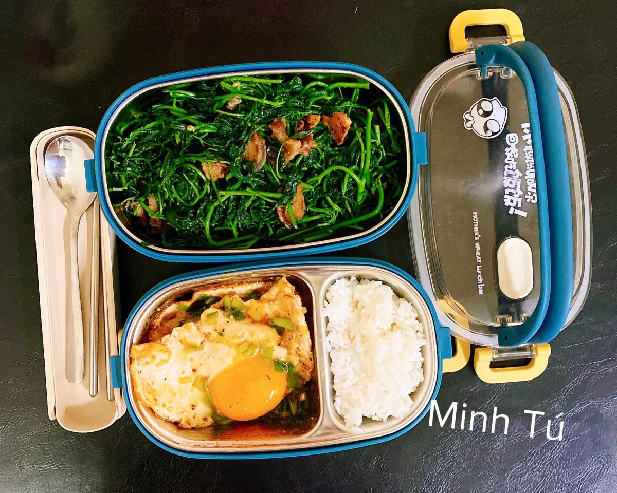 [GÓC MANG CƠM ĐI LÀM]

Em chào các anh chị, các bạn. Hôm nay em xin góp vui với cả nhà một số hộp cơm mang đi làm hàng ngày của vợ chồng em. Ảnh đa số là hộp của em, còn hộp của chồng thì nhiều cơm hơn. Tiêu chí là ăn no thôi còn đủ chất không thì em cũng không biết nữa 😂

Chồng em từ ngày lấy vợ trí nhớ bị suy giảm, quên hết những thứ cần quên, quên hết tất cả các ngày lễ và ngày kỉ niệm, nên để chồng không quên luôn cả cái ngày được lĩnh một khoản tiền mà người ta hay gọi là lương, mà khoản này thì nên đưa cho vợ, nên em đã phải nấu cơm như này để giúp chồng không mất trí nhớ nữa =)))

Nhưng bù lại cho việc mất trí nhớ thì chồng em tăng được mỗi hơn chục cân ạ.