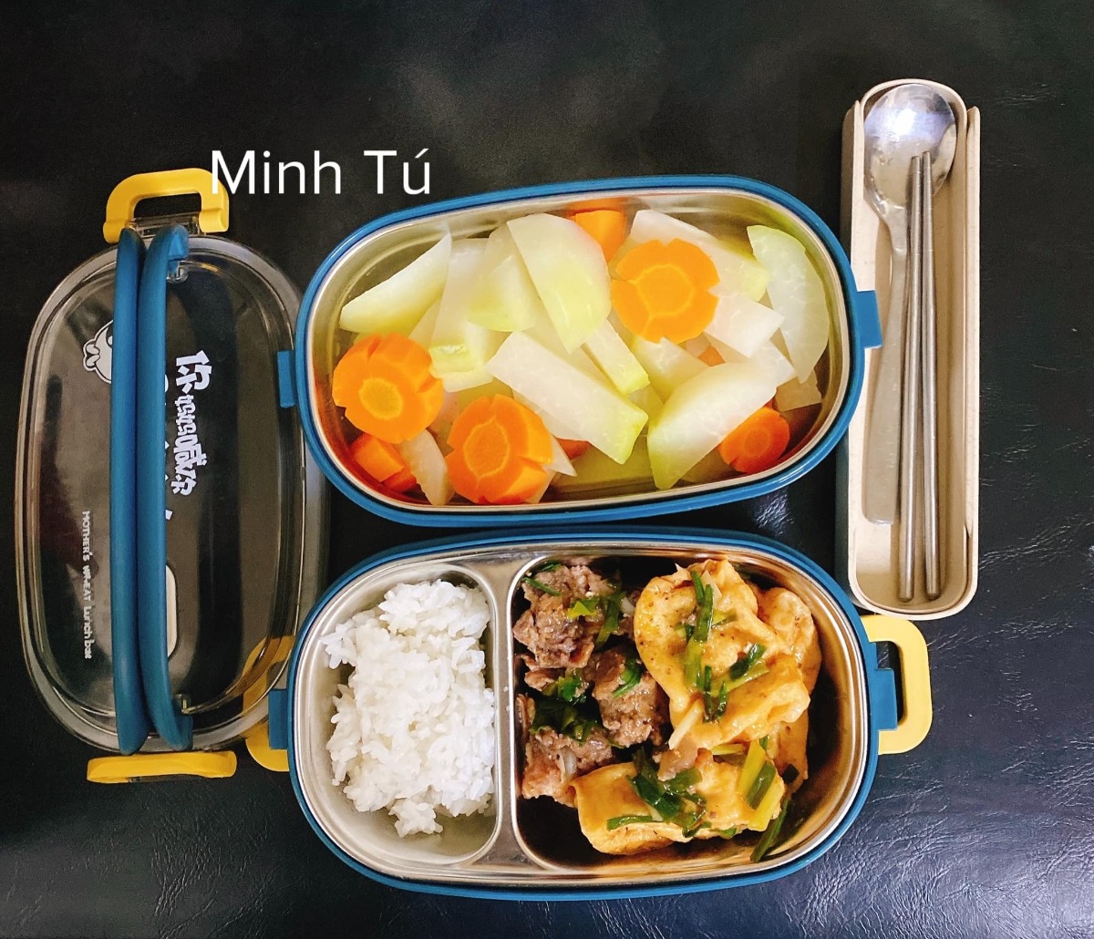 [GÓC MANG CƠM ĐI LÀM]

Em chào các anh chị, các bạn. Hôm nay em xin góp vui với cả nhà một số hộp cơm mang đi làm hàng ngày của vợ chồng em. Ảnh đa số là hộp của em, còn hộp của chồng thì nhiều cơm hơn. Tiêu chí là ăn no thôi còn đủ chất không thì em cũng không biết nữa 😂

Chồng em từ ngày lấy vợ trí nhớ bị suy giảm, quên hết những thứ cần quên, quên hết tất cả các ngày lễ và ngày kỉ niệm, nên để chồng không quên luôn cả cái ngày được lĩnh một khoản tiền mà người ta hay gọi là lương, mà khoản này thì nên đưa cho vợ, nên em đã phải nấu cơm như này để giúp chồng không mất trí nhớ nữa =)))

Nhưng bù lại cho việc mất trí nhớ thì chồng em tăng được mỗi hơn chục cân ạ.