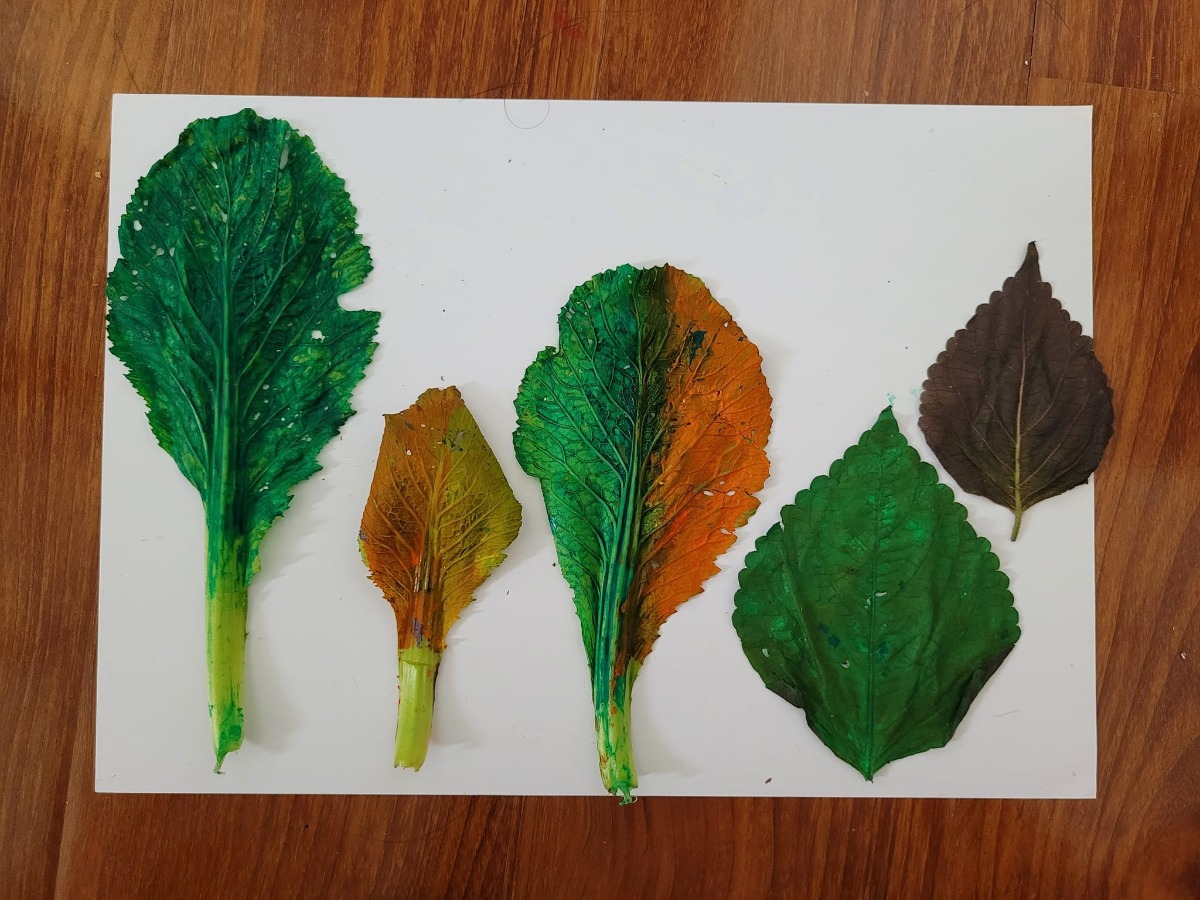 Mẹ con May chào các ba mẹ ạ,

Nay cùng May làm vài tác phẩm, thấy cuộc đời thật sắc màu 🎨, đáng yêu ngọt ngào và ý nghĩa như May vậy 🥰. Bức tranh rừng cây 🌲🌳🌴 được in từ lá cải bẹ xanh🥬, rau húng quế 🍃 và tía tô 🍂, tủ lạnh có gì xài nấy hihi... In xong tác phẩm rồi thấy cái lá rau vẫn rất đẹp thế là lại thêm một phiên bản rừng cây nữa với lá rau thật 😁. 

Hoạt động nghệ thuật này ngoài vận động tinh rèn luyện đôi tay khéo léo ra, thì tùy vào cách triển khai và  các mục tiêu mà mẹ muốn dạy mà con có thể được:

👉 Cảm thụ nghệ thuật, nuôi dưỡng tâm hồn
👉 Tìm hiểu về thiên nhiên, cách phối màu
👉 Matching 2 hình vơi nhau, hình nào in ra từ lá nào
👉 Các hoạt động não phải vốn trừu tượng khó giải thích như sờ chạm cảm nhận, sờ chạm tranh 3D đoán lá lớn hay nhỏ.
👉 Định hình các tư duy về tỉ lệ thẩm mỹ tiền đề cho toán học.
👉 Học so sánh lớn nhỏ, cao thấp, về kích thước cây
👉 Đếm số lượng và so sánh 2 bức tranh nào nhiều cây hơn
👉 Học phép cộng và bản chất của phép cộng khi gom tổng số lượng cây... Rất nhiều mục tiêu toán học được đưa vào trò chơi nhẹ nhàng như hơi thở 🥰

...

Để ko bỏ qua giai đoạn vàng quý báu của con, mẹ cứ phải không ngừng học hỏi nâng cấp bản thân để kịp tiến độ phát triển của con ạ. Tặng con một tuổi thơ thật ý nghĩa nha các ba mẹ ơi 🥰