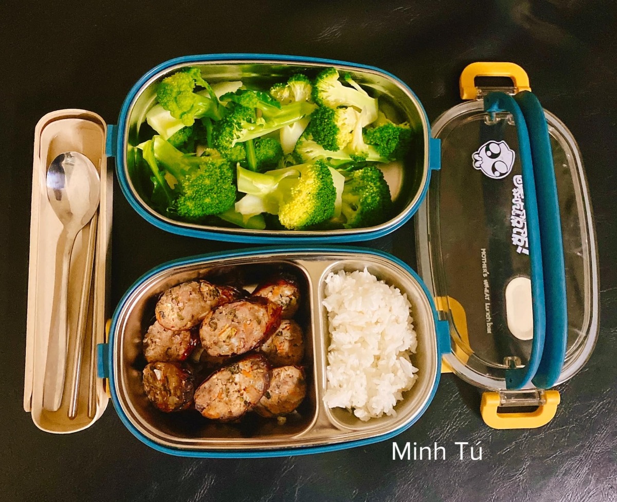 [GÓC MANG CƠM ĐI LÀM]

Em chào các anh chị, các bạn. Hôm nay em xin góp vui với cả nhà một số hộp cơm mang đi làm hàng ngày của vợ chồng em. Ảnh đa số là hộp của em, còn hộp của chồng thì nhiều cơm hơn. Tiêu chí là ăn no thôi còn đủ chất không thì em cũng không biết nữa 😂

Chồng em từ ngày lấy vợ trí nhớ bị suy giảm, quên hết những thứ cần quên, quên hết tất cả các ngày lễ và ngày kỉ niệm, nên để chồng không quên luôn cả cái ngày được lĩnh một khoản tiền mà người ta hay gọi là lương, mà khoản này thì nên đưa cho vợ, nên em đã phải nấu cơm như này để giúp chồng không mất trí nhớ nữa =)))

Nhưng bù lại cho việc mất trí nhớ thì chồng em tăng được mỗi hơn chục cân ạ.