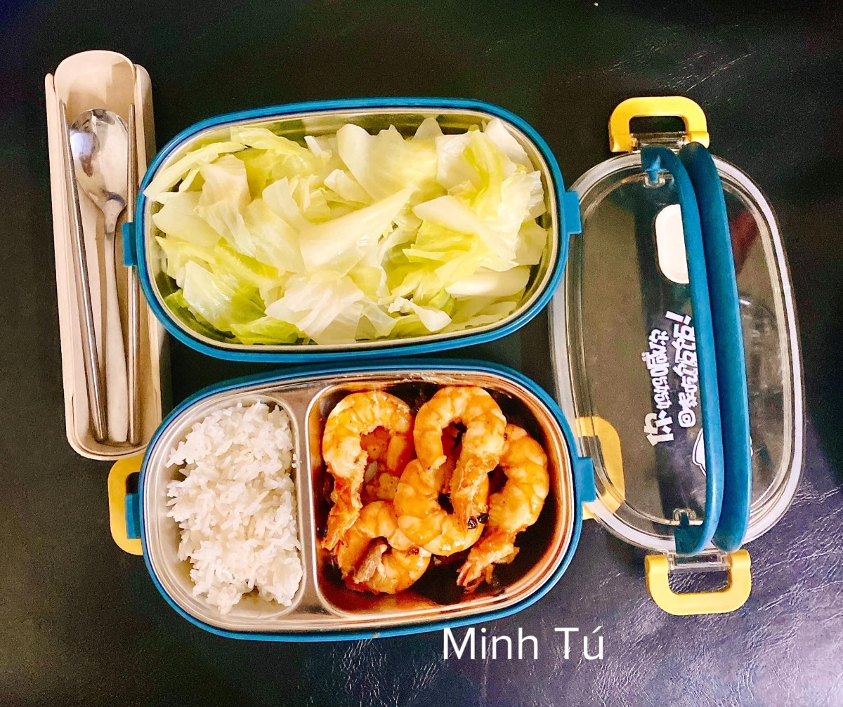 [GÓC MANG CƠM ĐI LÀM]

Em chào các anh chị, các bạn. Hôm nay em xin góp vui với cả nhà một số hộp cơm mang đi làm hàng ngày của vợ chồng em. Ảnh đa số là hộp của em, còn hộp của chồng thì nhiều cơm hơn. Tiêu chí là ăn no thôi còn đủ chất không thì em cũng không biết nữa 😂

Chồng em từ ngày lấy vợ trí nhớ bị suy giảm, quên hết những thứ cần quên, quên hết tất cả các ngày lễ và ngày kỉ niệm, nên để chồng không quên luôn cả cái ngày được lĩnh một khoản tiền mà người ta hay gọi là lương, mà khoản này thì nên đưa cho vợ, nên em đã phải nấu cơm như này để giúp chồng không mất trí nhớ nữa =)))

Nhưng bù lại cho việc mất trí nhớ thì chồng em tăng được mỗi hơn chục cân ạ.