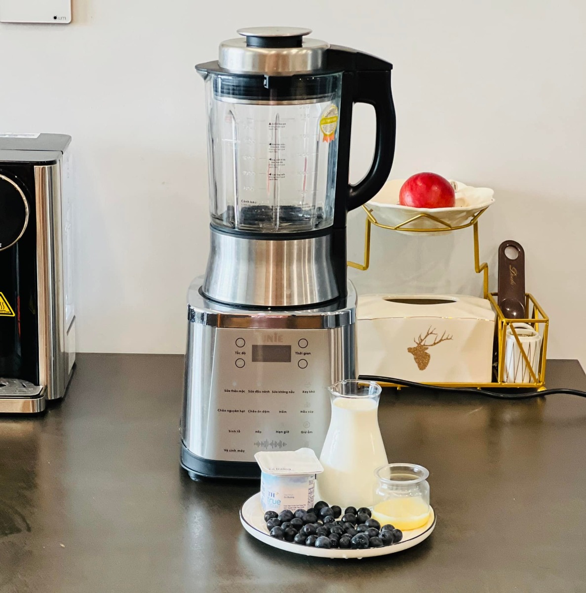 10 CÔNG THỨC SINH TỐ HOA QUẢ THƠM NGON ĐẸP 

Mùa hè nắng nóng này chỉ muốn uống gì đấy mát mát, thơm ngọt kiểu như sinh tố hoa quả hay nước ép. Nghĩ tới mấy thứ mát lạnh màu sắc cũng thích rồi.

Mấy bạn nhỏ nhà em có nhiều loại hoa quả để cắt miếng các bạn ý lại không ăn, không muốn ăn. Còn xay sinh tố thì nhiều khi dạng sệt các bạn ý lại không khoái lắm. Nói chung là cái gì cũng thế cũng cần tạo thói quen và rèn luyện từ từ. Dưới đây là những loại sinh tố hoa quả mà ngon, thơm và dễ uống mà được cả 3 bạn nhỏ nhà em cực thích nên em chia sẻ hi vọng sẽ tạo động lực để các mẹ làm vào hè này nhé. 

🍀 Mới làm quen nên em mới làm sinh tố từ hoa quả trước (rau thì khi quen hẳn cách uống thì em sẽ mix dần vào sau) 

🍀 Công thức chung là:

Hoa quả + sữa tươi không đường + đá + sữa chua + sữa đặc (tuỳ công thức)  

🍀 Một số lưu ý để có cốc sinh tố hấp dẫn:

👉 Không nên dùng sữa chua có hương vị mà nên dùng sữa chua hy lạp, sữa chua không đường.

👉 Nên dùng sữa tươi không đường hoặc sữa hạt nếu không dùng nước lọc vì hoa quả thường có vị ngọt sẵn, tuỳ hoa quả mà nhạt thì mix thêm sữa đặc, còn không thì bỏ qua sữa đặc vì sinh tố ngọt quá cũng khó uống. 

👉 Nếu công thức kết hợp 2-3-4 loại quả thì nên chọn cốt 1 loại có vị ngọt và hương thơm chủ đạo, còn lại không vị hoặc hơi chua để món sinh tố không bị ngọt quá khó quá. 

👉 Em thì hay xay hoa quả tươi luôn nhưng nếu không có thời gian mua sắm hàng ngày hoặc chuẩn bị hàng ngày hoặc có 1 số loại mix số lượng ít một loại thì có thể chia sẵn và cho vào hộp/túi để ngăn đá từng công thức, khi nào ăn thì bỏ ra xay là xong. 

👉 Cần có 1 chiếc máy xay công suất lớn để giúp sinh tố thật nhuyễn nhất là: rau củ và đá 

Vì nếu sinh tố mà nó lợn cợn thì sẽ khó uống hơn

Em tiện dùng luôn máy xay sữa hạt vì máy có công suất mạnh nên xay hơn 1p là nhuyễn mịn luôn, tiết kiệm thời gian hơn. 

Nguồn: Hòa Bùi - YÊU BẾP