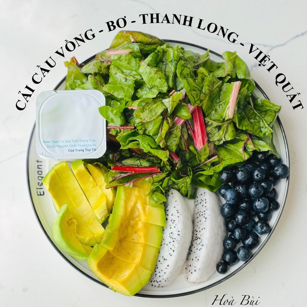 10 CÔNG THỨC SINH TỐ HOA QUẢ THƠM NGON ĐẸP 

Mùa hè nắng nóng này chỉ muốn uống gì đấy mát mát, thơm ngọt kiểu như sinh tố hoa quả hay nước ép. Nghĩ tới mấy thứ mát lạnh màu sắc cũng thích rồi.

Mấy bạn nhỏ nhà em có nhiều loại hoa quả để cắt miếng các bạn ý lại không ăn, không muốn ăn. Còn xay sinh tố thì nhiều khi dạng sệt các bạn ý lại không khoái lắm. Nói chung là cái gì cũng thế cũng cần tạo thói quen và rèn luyện từ từ. Dưới đây là những loại sinh tố hoa quả mà ngon, thơm và dễ uống mà được cả 3 bạn nhỏ nhà em cực thích nên em chia sẻ hi vọng sẽ tạo động lực để các mẹ làm vào hè này nhé. 

🍀 Mới làm quen nên em mới làm sinh tố từ hoa quả trước (rau thì khi quen hẳn cách uống thì em sẽ mix dần vào sau) 

🍀 Công thức chung là:

Hoa quả + sữa tươi không đường + đá + sữa chua + sữa đặc (tuỳ công thức)  

🍀 Một số lưu ý để có cốc sinh tố hấp dẫn:

👉 Không nên dùng sữa chua có hương vị mà nên dùng sữa chua hy lạp, sữa chua không đường.

👉 Nên dùng sữa tươi không đường hoặc sữa hạt nếu không dùng nước lọc vì hoa quả thường có vị ngọt sẵn, tuỳ hoa quả mà nhạt thì mix thêm sữa đặc, còn không thì bỏ qua sữa đặc vì sinh tố ngọt quá cũng khó uống. 

👉 Nếu công thức kết hợp 2-3-4 loại quả thì nên chọn cốt 1 loại có vị ngọt và hương thơm chủ đạo, còn lại không vị hoặc hơi chua để món sinh tố không bị ngọt quá khó quá. 

👉 Em thì hay xay hoa quả tươi luôn nhưng nếu không có thời gian mua sắm hàng ngày hoặc chuẩn bị hàng ngày hoặc có 1 số loại mix số lượng ít một loại thì có thể chia sẵn và cho vào hộp/túi để ngăn đá từng công thức, khi nào ăn thì bỏ ra xay là xong. 

👉 Cần có 1 chiếc máy xay công suất lớn để giúp sinh tố thật nhuyễn nhất là: rau củ và đá 

Vì nếu sinh tố mà nó lợn cợn thì sẽ khó uống hơn

Em tiện dùng luôn máy xay sữa hạt vì máy có công suất mạnh nên xay hơn 1p là nhuyễn mịn luôn, tiết kiệm thời gian hơn. 

Nguồn: Hòa Bùi - YÊU BẾP