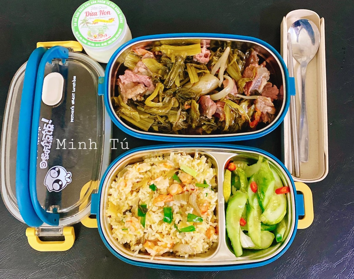 [GÓC MANG CƠM ĐI LÀM]

Em chào các anh chị, các bạn. Hôm nay em xin góp vui với cả nhà một số hộp cơm mang đi làm hàng ngày của vợ chồng em. Ảnh đa số là hộp của em, còn hộp của chồng thì nhiều cơm hơn. Tiêu chí là ăn no thôi còn đủ chất không thì em cũng không biết nữa 😂

Chồng em từ ngày lấy vợ trí nhớ bị suy giảm, quên hết những thứ cần quên, quên hết tất cả các ngày lễ và ngày kỉ niệm, nên để chồng không quên luôn cả cái ngày được lĩnh một khoản tiền mà người ta hay gọi là lương, mà khoản này thì nên đưa cho vợ, nên em đã phải nấu cơm như này để giúp chồng không mất trí nhớ nữa =)))

Nhưng bù lại cho việc mất trí nhớ thì chồng em tăng được mỗi hơn chục cân ạ.
