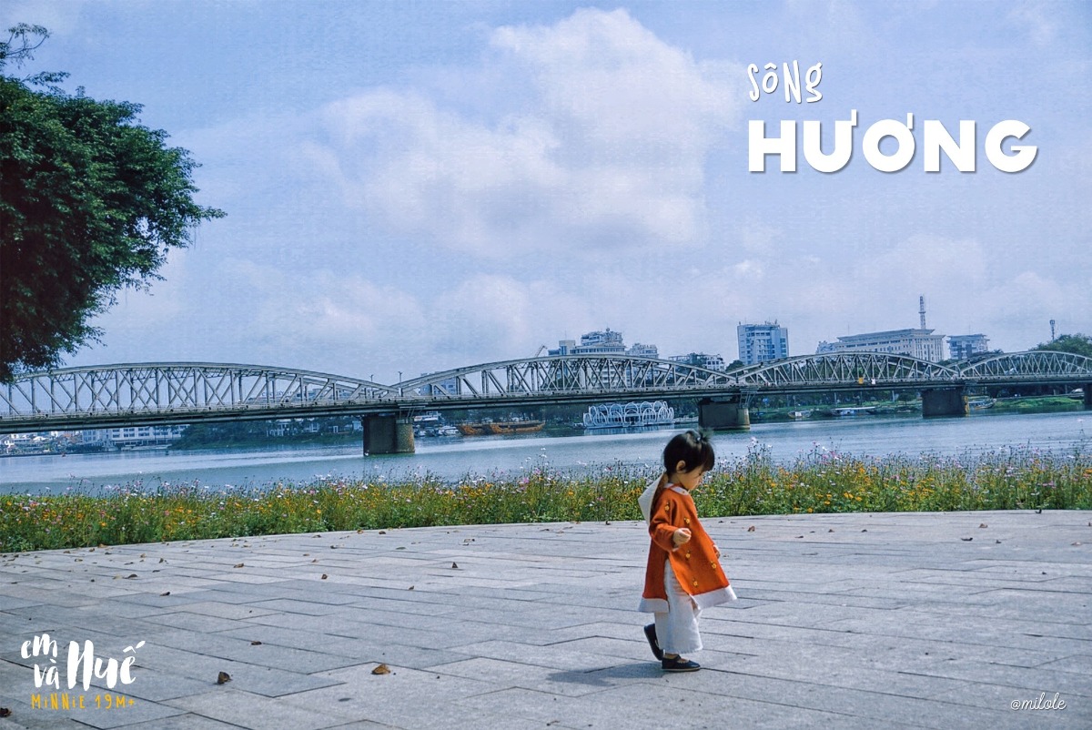 Con chào các cô chú ạ, con là em bé Minnie, 1 tuổi rưỡi 👧🏻

Con sinh ra ở Sài Gòn, mẹ con là người Huế, mẹ con rất yêu Huế…

Mẹ nói :”Xa Huế rồi, lại càng thấy yêu Huế nhiều hơn, giống như người ta thường nói khi có không trân trọng, mất lại tìm vậy đó”

Xa Huế rồi, mẹ con mới thấy Huế đẹp biết bao nhiêu, bình yên và nhẹ nhàng biết bao nhiêu.

Nếu có dịp, các cô chú hãy ghé thăm Huế của mẹ con nhé, ghé thăm vùng đất Cố Đô “bao năm vẫn vậy”, để được sống chậm lại, được cảm nhận nét đẹp trầm lắng, dịu dàng, bình yên của cảnh quan và con người nơi đây, một cảm giác khó tả khiến bất kỳ ai cũng phải luyến lưu ❤️

Trước khi đó, con mời các cô chú cùng con đi du lịch Huế trên từng bức hình nhé 🥰