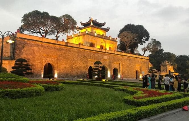 Đã có TOUR ĐÊM "GIẢI MÃ HOÀNG THÀNH THĂNG LONG" ‼

Với mong muốn tạo một sản phẩm mới, độc đáo cho du lịch Thủ đô, tour đêm "Giải mã Hoàng thành Thăng Long" hướng đến những giá trị văn hóa, lịch sử đặc biệt của di sản văn hóa thế giới Hoàng thành Thăng Long, đem đến cho du khách những trải nghiệm khác biệt và hấp dẫn, làm nổi bật những di tích, di vật độc đáo quý giá của khu di sản. 
Hành trình trải nghiệm tour đêm "Giải mã Hoàng thành Thăng Long" kéo dài khoảng 1,5 giờ, có lộ trình bắt đầu từ Đoan Môn - cửa dẫn vào Cấm thành, nơi ở và làm việc của nhà vua xưa kia. 

Tại đây du khách được sống không gian Hoàng thành xưa, thưởng thức điệu múa hoàng cung ngay trên những dấu tích khảo cổ học độc đáo; chiêm ngưỡng những hiện vật, cổ vật quý giá được tìm thấy tại Hoàng thành Thăng Long trong nhà trưng bày với chủ đề "Thăng Long Hà Nội - Lịch sử nghìn năm từ lòng đất", dâng hương tưởng nhớ các bậc tiên đế tại điện Kính Thiên.

Tour đêm "Giải mã Hoàng Thành Thăng Long" sẽ được tổ chức vào các tối thứ 6 đến chủ nhật hàng tuần, bắt đầu từ 30-4.