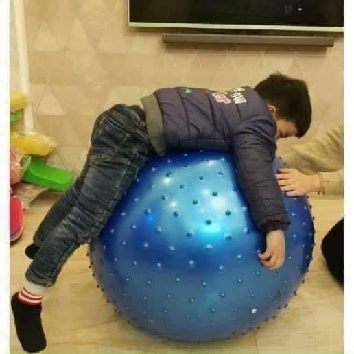Tổng hợp những trò chơi tương tác can thiệp sớm cho bé tại nhà 🏡

✍1. Vỗ miệng :
-Khi trẻ khóc hoặc phát âm bi bô gì đó → dùng tay vỗ nhẹ vào miệng trẻ để phát ra tiếng “ ba ba “..→ giúp trẻ tập phát âm.
✍2. Nghe tiếng chuông:
- Lắc chuông cho trẻ nghe mà không cho trẻ nhìn thấy. Âm thanh lúc to lúc nhỏ → chú ý phản ứng của trẻ với tiếng chuông → mắt có tìm ra nơi phát ra tiếng chuông hay không.
✍3. Đạp chăn:
- Đặt trẻ nằm ngửa, đặt trùm lên người trẻ 1 chiếc chăn mỏng→ yêu cầu trẻ đạp như đạp xe → làm nhiều lần gúp trẻ luyện chân.
✍4. Nằm – với:
- Đặt trẻ nằm – chèn gối xung quanh → đưa cho trẻ 1 thứ đồ chơi hoạc phần thưởng trẻ thích, yêu cầu trẻ tự cong người lên để lấy → luyện tập cơ bụng.
✍5. Với đồ chơi trên cao:
- Buộc phần thưởng hoặc đồ chơi lên cao bằng 1 sợi dây – để cao trên tầm mắt trẻ → trẻ phải ngước lên nhìn thẳng trong khoảng thời gian nhất định, sau đó cho trẻ dùng tay tự với lấy → luyện phối hợp tay và mắt.
✍6. Tìm đồ:
- Lấy 1 vài đồ chơi, phần thưởng trẻ yêu thích, cho trẻ xem từng đồ một ( có thể chơi 1 lúc ) sau đó cất đi nhưng vẫn ở trong tầm mắt của trẻ ( dưới chân , bên phải, bên trái…) và hỏi “ …đâu rồi ? “ để trẻ đưa mắt tìm. Tìm được thưởng luôn. Có thể chơi nhiều lần 1 lúc với những đồ khác nhau mục đích : luyện các giác quan ( nghe, nhìn ) hiểu lời nói.
✍7. Kéo vải để lấy đồ chơi:
- Một dải vải dài 30 → 50 cm, rộng khoảng 30 cm, một đầu để gần phía trẻ, 1 đầu để đồ chơi hoặc phần thưởng. Trẻ không được dùng tay lấy phần thưởng mà phải kéo vải về phía mình rồi mới lấy được( phải tập nhiều lần và làm mẫu thì trẻ mới hiểu.
✍8. Chơi với khối vuông:
- Dán các ảnh trẻ thích vào 1 xúc xắc lập phương ( 8 x8 – 10 x 10 ) lật cho trẻ từng mặt và giới thiệu ảnh. Khi trẻ đã thuộc các ảnh. Yêu cầu trẻ lật xúc xắc để tìm ra ảnh được yêu cầu : ảnh kẹo đâu ?
→ luyện khả năng tay mắt + tư duy
✍9. Nhảy nước:
- Để vài thứ đồ chơi chìm hoặc nởi vào trong bồn tắm của trẻ ( những thứ trẻ đã biết ) → yêu cầu trẻ lấy 1 thứ. Có thể dự trữ thêm 1 vài đồ chơi khác để trẻ tự thả vào nước và tự quan sát xem chìm hay nổi.
✍10. Nhặt hạt:
- nhiều loại hạt có hình dạng mầu sắc khác nhau : vuông, tròn, dẹt, đỏ trắng .v…v..v…
Để trẻ nhặt vào bát bằng ngón cái và ngón trỏ → nếu tư duy trẻ tốt có thể vừa nhặt vừa phân loại hạt → luyện khả năng vận động tinh, phối hợp giữa tay và mắt.
✍11. Trò chơi với bóng:
a) đưa bóng cho người thứ 3 : bố lấy bóng đưa cho trẻ nhờ trẻ đưa cho mẹ → mẹ nhờ trẻ chạy lại chỗ bố lấy thêm bóng → cố gắng làm nhiều lần để giúp trẻ hiểu.
b) tung – bắt bóng → đập – bắt bóng:
c) đuổi theo bóng: dùng 1 sợi dây buộc vào bóng bay → mẹ kéo đằng trước, yêu cầu trẻ đuổi theo lấy bóng ( có thể chạy theo đường zíc zắc ) trẻ đuổi theo tới nơi sẽ có thưởng. Có thể đổi vai cho trẻ cầm bóng chạy trước.
d) Lăn bóng trúng đích : có 1 quả bóng ở vạch hoặc 1 vài lon bia cho trẻ đứng ở xa và cầm 1 quả bóng khác lăn trúng vào bóng ( lon bia ). Với 2 người chơi : mẹ 1 bóng, trẻ 1 bóng lăn cho 2 quả bóng chạm vào nhau.
e) Có nhiều người chơi : lần lượt người này lăn bóng cho người kia và ngược lại
f) Đá bóng:
- ( dùng bóng có tiếng âm thanh phát ra ) : yêu cầu trẻ đá vào 1 đích ( cầu gôn ) → khi đá bóng sẽ phát ra âm thanh → trẻ sẽ chú ý nhìn theo đường bóng lăn hơn.
✍12. “ Với lấy nào “:
- Cùng 1 lúc đưa cho trẻ nhiều thứ đồ chơi trẻ thích → yêu cầu trẻ cầm lấy → khi 1 tay đã đầy, trẻ sẽ phải dùng tay kia, đưa liên tiếp thì những đồ chơi trẻ đã cầm sẽ bị rơi → trẻ hiểu được qui luật nhân – quả → luyện khả năng cầm nắm và xử lý tình huống cho trẻ.
✍13. Kéo lại đây nào:
- Đặt đồ chơi hoặc đồ ăn trẻ thích trên bàn mà trẻ không với tới được → yêu cầu trẻ lấy → không được, mẹ buộc 1 sợi dây vào vật đó và hướng dẫn trẻ kéo về phía mình.
✍14. Quan sát các khuôn mặt:
- Mẹ thay đổi nét mặt theo từng cảm xúc cho trẻ quan sát, mỗi lần thay đổi nét mặt phải báo trước cho trẻ và nói đó là nét mặt gì. → dần dần yêu cầu trẻ nhận biết từng nét mặt rồi cùng làm theo.
✍15. Tìm đồ chơi:
- Đồ chơi phát ra âm thanh ( có thể nhiều đồ, mỗi thứ phát ra 1 loại âm thanh ). Mẹ lắc cho trẻ nghe sau đó dấu đi → yêu cầu trẻ nghe tiếng âm thanh và tìm ra chỗ dấu đồ chơi.
✍16. Ném trúng đích:
- Cho trẻ 1 chiếc rổ ở khoảng cách phù hợp, mẹ ném bóng vào trong rổ cho trẻ xem rồi giúp trẻ ném bóng vào đúng rổ. Tập cho trẻ nhiều lần cho đến khi trẻ tự biết nhặt bóng, nhìn vào rổ và ném trúng.
✍17. Bò xoay tròn:
- Hai mẹ con cùng ở tư thế bò và đối mặt vào nhau → mẹ bò xoay tròn và yêu cầu trẻ bò xoay tròn theo sao cho lúc nào 1 mẹ con cũng ở tư thế đối mặt vào nhau.Có thể thay bằng bò xoay quanh bóng hoặc 1 thứ mà trẻ thích.
✍18. Đưa qua đưa lại:
- Đưa cho trẻ 1 thú đồ chơi vào tay thuận sau đó đưa tiếp 1 đồ chơi nữa vào tay mà trẻ đang cầm đồ chơi vừa nhận → giúp trẻ chuyển đồ chơi sang tay còn trống để nhận đồ chơi thứ hai.
✍19. Tìm vật:
- Cho trẻ chơi 1 thứ đồ mà trẻ thích. Dùng khăn phủ lên 2/3 đồ chơi đó → mẹ hỏi trẻ “….đâu rồi ? “ Sau đó mẹ giả vờ tìm đồ, lật khăn lên và nói “ A! đây rồi “→ hướng dẫn trẻ làm theo và nói “ A ! đây rồi “→giúp trẻ trả lời câu hỏi “ ở đâu ? – đây rồi “.
✍20. Bố ở đâu ? mẹ ở đâu ? (……ở đâu ? ):
- Cho trẻ ngồi ở giữa, bố ngồi bên phải, mẹ ngồi bên trái, cả bố và mẹ đều cầm tay trẻ, bố hỏi “ mẹ đâu rồi ? “ và hướng trẻ nhìn sang mẹ. Đến lượt mẹ lại làm giống bố.
✍21. Móc đồ chơi:
- Để trò chơi (phần thưởng ) vào trong 1 chiếc hộp nhỏ mà trẻ chỉ cho được 2 ngón tay vào. Yêu cầu trẻ dùng 2 ngón tay để móc đồ chơi ra.
- Nếu khó quá có thể đổi hộp to hơn để trẻ cho được nhiều ngón tay vào hơn ( trừ ngón cái ) để móc đồ chơi ra.
Luyện vận động tinh : các động tác ở ngón tay.
✍22. Vượt qua núi:
- Để chăn gối, đệm chồng lên nhau cho trẻ ở 1 bên, 1 bên có phần thưởng, yêu cầu trẻ trèo qua mới lấy được phần thưởng. Có thể cho trẻ trèo qua người bố hoặc mẹ → phát triển mối quan hệ tình cảm gia đình.
✍23. Leo dốc:
- Đặt 1 tấm ván nhẵn dốc lên tấm đệm trên đỉnh đệm có phần thưởng → yêu cầu trẻ bò leo dốc mới có phần thưởng.
✍24. Chọn dây:
- Cho trẻ 2 sợi dây không giống nhau , 1 sợi buộc phần thưởng còn sợi kia thì không → cho trẻ tự kéo dây để tìm ra sợi dây có phần thưởng, làm nhiều lần trẻ sẽ tự nghiệm ra sợi dây nào có phần thưởng → trẻ làm tốt thì đổi sang 2 sợi dây khác → Giúp trẻ luyện trí nhớ.
✍25.Nhận ra đúng vật bằng âm thanh:
- Bày nhiều thứ đồ : bắt sắt, thủy tinh, sứ, đồ nhựa, đồ gỗ ( đồ đựng nước và không có nước ) dùng que gõ vào 1 vật sau đó giúp trẻ gõ theo → trẻ sẽ nhớ được âm thanh của mỗi vật được gõ → mẹ gõ và yêu cầu trẻ tìm ra được đúng đồ vật vừa gõ.
Mỗi lần tập chỉ nên có 2 – 3 thứ đồ chơi → luyện khả năng nhớ và thính giác.
✍26.Tìm vật được dấu:
- Cho đồ chơi trẻ thích vào hộp hạt ( cát ) và dấu sâu trong đó. Yêu cầu trẻ phải dùng tay thục sâu vào tìm → luyện về xúc giác, vận động tay, có thể cho 2 – 3 đồ vào và yêu cầu trẻ tìm ra 1 thứ.
✍27. Mở hộp lấy đồ:
- Lấy 1 hộp nhựa trong có nắp đậy, để phần thưởng vào, nếu trẻ mở được hộp trẻ sẽ lấy được phần thưởng → làm nhiều lần để trẻ hiểu được mối quan hệ nhân quả.
✍28.Vo giấy:
- Lấy giấy mềm vo viên lại cho trẻ quan sát → yêu cầu trẻ vo lại giống mẹ → thi xem ai vo được nhiều giấy hơn. Những viên giấp vo được mẹ có thể cho trẻ nhặt hoặc ném vào 1 cái bát ở khoảng cách thích hợp.
✍29.Mở ngăn kéo lấy đồ:
- Cho trẻ xem đồ chơi sau đố cất vào trong ngăn kéo, yêu cầu trẻ tự mở ngăn kéo để lấy đồ chơi → luyện trí nhớ , vận động của cánh tay
Có thể làm ngược lại : ngăn kéo mở sẵn mẹ nhờ trẻ cất đồ vào vào giúp mẹ rồi đóng ngăn kéo lại.
✍30.Ai nhanh hơn:
- Có 1 phần thưởng : mẹ và trẻ thi nhau chộp lấy , nếu ai chộp được thì sẽ được ăn
✍31.Cái gì biến mất:
- Cho trẻ 2 – 3 đồ chơi mà trẻ thích → che mắt trẻ lại và giấu 1 thứ đồ chơi đi → hỏi trẻ xem cái gì biến mất → trẻ trả lời được → thưởng.
✍32.Đứng trên 1 chân:
- Cho trẻ vin vào lan can, treo 1 quả bóng vào lan can cao ngang đầu gối trẻ, yêu cầu trẻ đứng 1 chân, 1 chân còn lại đá quả bóng → nếu đá được nhiều lần (đứng 1 chân được lâu ) sẽ được thưởng.
✍33.Đậy nắp:
- Cho trẻ 3 chiếc cốc khác loại nhau ( hộp khác loại nhau ) đặt nắp của chúng ở 1 bên, yêu cầu trẻ chọn đúng nắp để đậy vào→ trẻ chọn và đậy đúng nắp sẽ được thưởng. làm nhiều lần để trẻ phát triển khả năng tư duy và phân biệt to, nhỏ.
- chọn và vặn đúng ốc – vít.làm tương tự như trên
✍34.bắt đồ vật:
- Dùng dây buộc các đồ chơi lại. sau đó mẹ sẽ cầm 1 đầy sợi dây, đu qua đu lại . Yêu cầu trẻ nhìn theo và bắt đồ. Trẻ bắt được đồ sẽ được thưởng
- Có thể cho nhiều sợi dây cùng chuyển động 1 lúc rồi mẹ yêu cầu trẻ bắt lấy sợi dây có đồ vật nào đó, có khi trẻ phải kiễng chân mới lấy được đồ vật → luyện khả năng quan sát và giữ thăng bằng
✍35.Đi xe cút kít:
- Để trẻ chống 2 tay xuống đất. mẹ giữ 2 chân trẻ đằng sau và cho trẻ đi bằng 2 tay.
(Nguồn tài liệu sưu tập)

Hướng dẫn chi tiết, đầy đủ nhiều trò chơi khác tại đây:
- Khóa Giáo dục sớm 0 - 2 tuổi: https://mamibabi.com.vn/r/888233 
- Khóa Tập nói sớm, phòng ngừa chậm nói: https://mamibabi.com.vn/r/293640