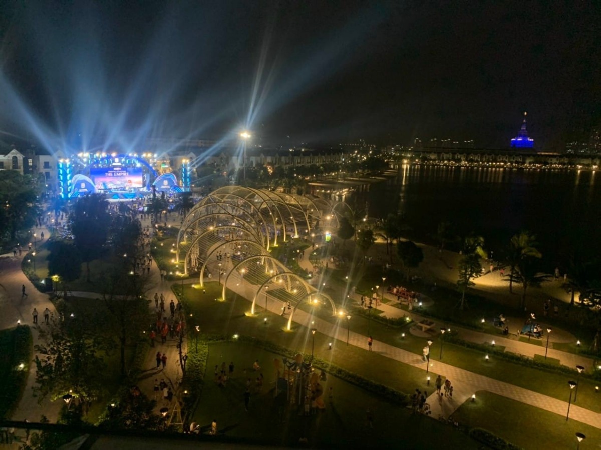 Vinhomes Ocean Park vui chơi trong ngày. 

Gần HN nhất mà có biển, bãi cát trắng trải dải thì chắc chắn là Vinhomes Ocean Park  Gia Lâm rồi.

Nhà mình ở Ocean Park, mình xin review một chút cho các bố mẹ bất chợt một ngày muốn đổi gió nha.

1. Đi lại: 
+ Từ nội thành sang các mẹ có thể trải nghiệm bus điện của Vin 01, 02, 03 xuất phát từ Mỹ Đình, Hào Nam, Hàm nghi sang OCP. Xe sạch đẹp, êm ru, phục vụ 4* giá 8k, 9k tùy tuyền.
+ Nội khu có bus điện miễn phí cho tất cả mọi người nên sang có thể chuyển qua bus nội khu tham quan 1 vòng nha. Bus nội khu đi qua hầu hết các điểm đẹp của khu, Vinuni.
+ Gửi xe: nếu đi ô tô thì đậu lề đường phí free, bên khu biệt thự để thỏa mái bên cao tầng nhớ để đúng vạch kẻ đậu xe và không quá 1 tiếng kẻo bị khóa nha. 

2. Chơi gì?
+ Cát - hào hứng và thích nhất và free. Các com hay có combo nghịch cát xong xuống nghịch nước nên bố mẹ chuẩn bị thêm 1 bộ quần áo, đồ chơi xúc cát. Khu có rào kính thì cần có thẻ cư dân.
+ Sống ảo, bố mẹ có thể tiện mang đồ sống ảo như đi bỉn Nha Trang hihi. Ngoài bãi cát thì tượng tiên cá cũng là điểm mọi người hay chụp choẹt.
+ Dựng lều hiện tại mh thấy mng vẫn được dựng lều trên cát thỏa mái.
+ Tắm biển nhân tạo: giá cư dân 200k, người ngoài 300k biển mặn xịn xò mình đánh giá cảm giác 70% như biển thật.
+ Các khu vui chơi trẻ em ngoài trời, khu chơi sát quảng trường rất đông nên nếu muốn cả nhà có thể lên bus đi 1 vòng thấy khu vui chơi nào vắng thì vào nhé. Yên tâm là bên này k có gì nhiều ngoài khu vui chơi ngoài trời.
+ Khu bờ cát trắng có cây dừa nhưng độ che mát k ăn thi nên nếu định đi ngày nắng to đi sớm hoặc sau 4h30 mới chơi được nhé.
+ Chơi trong nhà thì có thể vào Vincom có rạp chiếu phim CGV, khu vui chơi hiệu sách Tân Việt, 1 khu chơi dùng xèng nữa, tàu siêu đi các khu hành lang, rộng rãi và tương đối vắng vẻ.
+ Có dịch vụ mô tô nước, thuyền kayak.... nhưng chỉ dành cho cư dân.
+ Khu vệ sinh gần quảng trường sachh sẽ free. 

3. Ăn gì
   .Sống ở đây hơn 1 năm nhưng quán ăn bên này mình đánh giá không cao, chất lượng bình thường mà giá k phải rẻ.
  .Nếu muốn có chút đồ ăn vặt ngoài quảng trường, bờ biển bố mẹ chuẩn bị sẵn ở nhà hoặc qua khu chung cư, vincom mua nha. Quanh đó k có quán tạp hóa mà đồ cây tự động k đa dạng lắm đâu.
+ Tự chuẩn bị đồ ăn: nếu đẹp giời thì tuyệt nhất là tự chuẩn bị đồ ăn rồi ăn ngoài trời khu công viên: sẵn bàn ghế sạch sẽ, chỗ rửa đồ ăn, rửa tay. Vừa ăn vừa ngắm biển hồ, xem trẻ con chơi rất chill đó nha.
+ BBQ khu bờ hồ, công viên: chỉ dành cho cư dân nhưng giờ có dịch vụ đặt bàn với chuẩn bị đồ nướng từ A-Z đến nhóm than là nướng thơm lừng thưởng thức.
+ Ăn hàng:
. Ăn bên khu chung cư: đủ cả bún, phở, gà, vịt, hải sản. 
. Quán ăn T4 Vincom có quán nướng, lẩu Hàn  Nhật, gà....như các TTTM khác đủ cả.
+ Cafe thì dọc đường HA1 vào bất cứ quán nào đều có thể chụp được những bức ảnh xinh đẹp nha. 

Nói chung nếu chỉ có 1 ngày và gần HN thì đây là 1 địa điểm đáng để thử nha. Trẻ cin thì thả ra bãi cát chơi cả ngày k biết chán luôn. Còn nếu muốn ở lại qua đêm thì có thể thuê homestay, seach nhiều người làm dịch vụ đó ạ.

Thời gian mở cổng KĐT cho mng vào tự do là từ 7h sáng, sớm hơn cần có thẻ cư dân mới vào được.