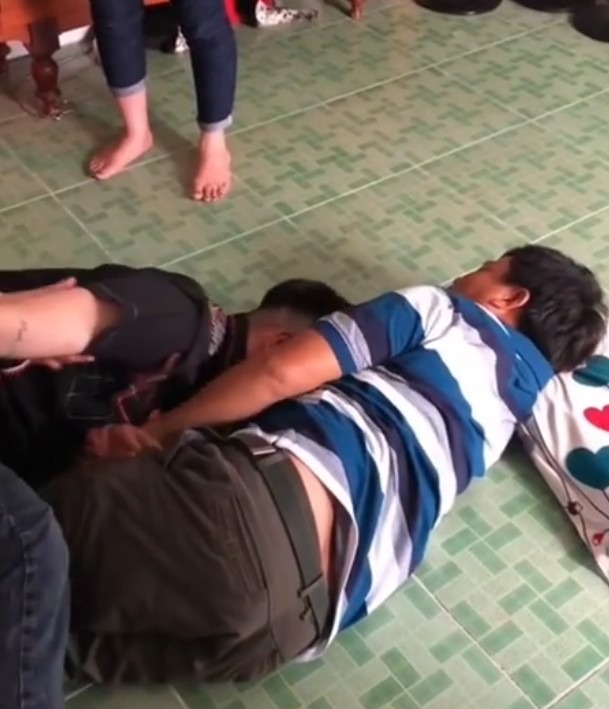 Buổi ra mắt đầu tiên con rể và bố vợ thành công mỹ mãn. Ôm nhau thắm thiết tình cảm không rời xa. Cám ơn vợ/con gái giúp hai bố con tìm thấy nhau.