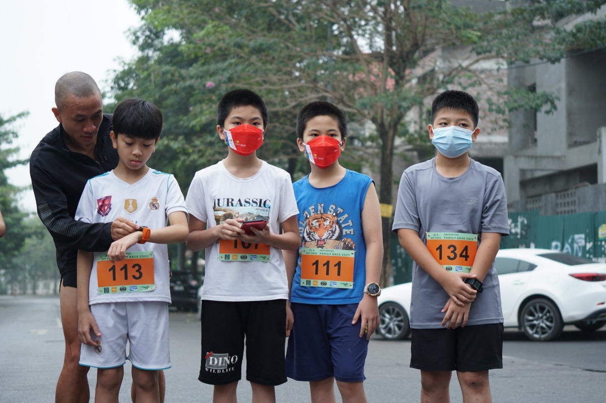 LUẬT NGẦM CỦA MẸ GIÚP CON CHĂM LÀM VIỆC NHÀ

Dưới 10 tuổi con bị nghiện uống nước ngọt và ăn fastfood? Chuyện vặt! Con lười việc nhà? Chuyện vặt! Con trốn việc và nghiện tivi, điện thoại? Chuyện vặt!

Chỉ cần mẹ có sẵn luật ngầm của mẹ, để đối phó và điều chỉnh!

Mình tự xây dựng một bảng chỉ số năng lực cho hai thằng con mình như sau:

- 1 tuổi biết ngồi là biết bốc ăn, phải ăn theo bữa ăn của người lớn, hết giờ là cho nhịn!
- 2 tuổi biết làm vệ sinh, lau mặt, uống nước, cất đồ chơi.
- 3 tuổi biết nói rõ cần gì, muốn gì. Nếu ko nói, bố mẹ ko đón ý, ko dọn sẵn, ko bật sẵn bản nhạc, ko lấy sẵn kẹo cho ăn, ko lấy trước đồ chơi! Mang cái gì lên gác thì khi xuống mang theo đúng cái đó. Uống xong để cốc vào chỗ rửa bát.
- 4 tuổi tự chọn quần áo cho mình trước khi đi tắm, tự rửa mặt đánh răng, tự lo giày dép mũ nón khi ra khỏi nhà, tự vác ba lô đi học, tự đi ăn sáng, tự đút, ăn đồ ăn có đầy đủ hành tỏi tía tô rau sống cà chua dưa leo như người lớn.
- 5 tuổi biết giúp mẹ việc nhà, quét nhà rửa bát đũa cơ bản, giặt tay, phơi đồ, gấp quần áo, dọn giá sách, phân loại sách của mình và sách của người khác để cất, rửa đồ chơi, đi mua đồ ăn sáng mang về cho người lớn.
- 6 tuổi biết bắt cua, làm cua đồng, giã cua, lọc cua, nhặt nhiều loại rau, biết rán trứng, luộc rau, nấu cơm, cắt rau củ quả trái cây, biết dùng vài loại dao để làm bếp, biết nuôi chó mèo, học cách thương lượng để đổi việc...

(Nhiều lắm gõ ra rõ dài).

Để làm được điều đó, mỗi ngày mình sẽ tốn 2k, vâng, 2 nghìn đồng!

Khi các con còn nhỏ, ví dụ 1 tuổi, mình sẽ mua 2 cái mâm. Mỗi bữa cơm mình sẽ dọn lên 2 cái mâm. Cái mâm thứ 2 mình đặt thằng cu mặc bỉm vào ngồi. Nó sẽ tự bốc thức ăn, bốc rau luộc, bốc ít cơm ăn, húp canh, vãi quanh. Mình dọn chỉ cần bê cái mâm đi là sạch! Cho tới bây giờ, nhà mình vẫn còn 2 cái mâm!

Cho con ăn cùng người lớn, hết giờ dọn hết, con đói cũng ko chết được, mai lại ăn! Từ khi trẻ chưa có ý thức về gia đình, nó đã có ý thức về bữa ăn gia đình!

Luôn nói chuyện khi nhìn vào mắt con, và con nhìn vào mắt mình trực tiếp. Khi gặp người lớn, khách tới nhà, luôn nhắc khách phải chào con trước, để con chào lại! Dạy con cách từ chối và thái độ thế nào khi bị người lớn sờ chim.

Khi đi ăn ở ngoài, ko bao giờ gọi suất trẻ em. Bát phở phải có đầy đủ hành mùi như người lớn, hamburger có đủ gia vị rau salad, ăn bún chả phải có đu đủ xanh dưa góp trong bát v.v... Con có quyền ko ăn thứ con ko hợp khẩu vị, nhưng mùi vị, cảm giác về đồ ăn con phải có đầy đủ và được nhận một món ăn chính xác. Mình có luật: Cái gì cũng phải ăn thử một miếng. Mỗi bữa ăn, bữa cỗ có bất kỳ món gì cũng phải thử qua rồi sau đó mới quyết định ăn hay không. Lũ trẻ nhà mình có câu quen thuộc hay nói với mẹ khi từ chối: "Ừm, món này ngon lắm, nhưng con không ăn đâu!"

Có một quy tắc nữa mình duy trì trong nhà là chỉ cho con làm Một Việc trong Một ngày nhé! Hôm nay lau nhà thì mai gấp quần áo, có muốn kiếm thêm BHĐ cũng khó! Bởi nhiều bố mẹ rất lạm dụng con cái nếu có 1 đứa con chăm chỉ. Chúng nó đâu có sinh ra để làm Osin cho bố mẹ đâu! Nó có thể làm tất cả mọi việc nhà, nhưng chỉ nên sai mỗi ngày 1 việc thôi! Thời gian để nó nghỉ ngơi, làm việc nó thích, học bài, đọc sách, trêu nhau v.v...

Quản lý nhà cửa cũng là vì kỹ năng sống, kỹ năng sinh tồn. Đơn giản mình lấy ví dụ thôi, mình dạy con nếu bị nhốt trong nhà vì động đất chiến tranh chẳng hạn. Ko chết đói nếu nhịn ăn 1 tuần nhưng sẽ chết khát sau 3 ngày. Vậy, hết nước uống thì làm gì? Nước đá trong tủ lạnh rã đông ra uống được! Nước sôi để nguội uống được! Nước lã trong xô uống được không chết đâu! Hết mọi nước rồi thì nước trong bồn cầu uống được đấy, không chết đâu! Mở cái nắp thùng nước trên bồn cầu ra, có đầy nước sạch! Cùng lắm thì người trên tàu đắm vẫn uống cả nước đái của họ sống thêm được vài ngày! Khi trẻ còn nhỏ, dạy nó ko phải là kiến thức sinh tồn mà là dạy cái khái niệm, cách nghĩ đa chiều!

Rất nhiều bố mẹ trả lương cho con để con làm việc nhà, tuân thủ luật lệ gia đình, dùng tiền để thưởng phạt. Mình rất thích điều đó tuy nhiên mình ko thích dùng tiền mặt. Mình ko muốn trẻ con bị ám ảnh bởi số tiền. Mình nghĩ ra luật Bông Hoa Đỏ!

Luật Bông Hoa Đỏ như sau:

- Mỗi ngày các con không có lỗi gì, được 1 Bông Hoa Đỏ, đánh dấu vào tờ A4 treo luôn lên cửa ra vào!
- Gấp quần áo được 1 Bông Hoa Đỏ (BHĐ)
- Rửa chén bát, rửa đĩa, rửa nồi, nói chung rửa dọn sau bữa ăn được 1 BHĐ
- Giặt quần áo (trọn vẹn từ đưa ra máy giặt, giặt xong phơi, gấp đồ khô cất vào tủ từng người) là 1 BHĐ
- Đọc hết 1 cuốn sách là 1 BHĐ
- Quét nhà, lau nhà là 1 BHĐ
- Đc 1 điểm tốt từ 8-9-10 điểm là 1 BHĐ
- Giúp đỡ bố mẹ làm cơm, cho mèo ăn, nói chung là làm các việc vặt liên tục từ lúc 17h30 tới 20h là đc tính một lần làm Bếp Phó cho bố mẹ, là thêm 1 BHĐ
- Được cô giáo khen, hàng xóm khen, người ngoài khen vì làm việc tốt, vì bất cứ lý do gì, đều thêm 1 BHĐ
- Làm một việc tốt đột xuất (kiểu như gặp bà già dắt qua đường dù bà tru tréo ko chịu sang, nhà bà bên này đường!) cũng đc tính là 1 BHĐ, nhặt đc của rơi trả người đánh mất v.v... đc 1 BHĐ

Nói chung mỗi ngày, nếu lũ trẻ ko làm gì, chúng cũng đc mẹ ghi cho 2 BHĐ, còn nếu làm gì đó, chúng sẽ đc cộng thêm nhưng thường tối đa mỗi ngày cả 2 anh em cật lực ra làm cũng chỉ kiếm đc chừng 6 BHĐ mà thôi!

Trong tính toán của mẹ, mỗi Bông hoa đỏ tương đương 2k, hai nghìn đồng các mẹ ạ!

Nên mẹ sẽ thưởng như sau, mỗi BHĐ mẹ sẽ ngầm tính ra 2k:

- 10 BHĐ được mua 1 cuốn truyện tranh Doraemon hoặc Conan, mẹ rất ủng hộ và khuyến khích các con đọc truyện tranh từ nhỏ. Nếu yêu thích truyện tranh, khi lớn chúng mới thích đọc truyện chữ, tiểu thuyết.
- 15 BHĐ đc đi mua 2 cái xúc xích hoặc khoai tây chiên để ăn sau giờ tan học.
- 35 BHĐ sẽ đc 1 cái đùi gà chiên, hai anh em tự chia nhau.
- 100 BHĐ sẽ được ra hẳn cửa hàng KFC ăn một bữa (hết khoảng 150k cho 2 anh em chia nhau).
- 50 BHĐ sẽ được ra quán cà phê với mẹ 1 lần và gọi 1 cốc sinh tố, trà đào cam sả hay sữa chua.
- 200 BHĐ sẽ đc đi ra cửa hàng Pizza Domino ăn một bữa!

Nhưng ngoài ra còn một số các luật khác mà cho tới giờ nhà mình đang áp dụng:

- Cho chơi game thoải mái. Nhưng 1 giờ làm việc nhà hoặc học ngoại ngữ trên app, học bài, xong sẽ được chơi 1 giờ. Muốn chơi thì học nhiều, làm nhiều, có thế thôi! (Có hôm chúng nó dành cả 1 ngày làm tất cả mọi thứ, thậm chí bảo đi lau nhà hàng xóm chắc nó cũng sang lau, chỉ để hôm sau được ngồi chơi thoải mái từ trưa tới tối với bạn hơn chục tiếng!)

- Mỗi tháng chỉ được uống Cocacola (hay nước cam Fanta, nước ngọt 7Up v.v...) một lần thôi! Cho nên cứ ngày 1 dương lịch hàng tháng, hai anh em giờ đã học lên THCS nhưng luôn giục mẹ cho đi siêu thị để chọn mua 1 chai nước ngọt to đùng mang về! Có lần chúng nó sơ ý, vào Circle K chơi, lơ đãng chọn đúng 1 chai nhỏ cầm ra, mẹ bảo thôi đó là suất nước ngọt tháng này nhé! Hai anh em cãi nhau, dỗi nhau, đổ lỗi cho nhau đã lỡ chọn 1 chai nhỏ! He he...

- Mỗi tháng sẽ được 1 lần đi ăn fastfood ở KFC hay Lotte, nhưng nếu ko ăn, cũng ko bị trừ BHĐ.

- Nếu ai chở đi chơi, họ hàng các cô chú anh chị dắt vào siêu thị hay cửa hàng tạp hoá mua quà bánh cho, chỉ được chọn thứ gì trong phạm vi 20k/ một đứa! Không nên vì được người lớn dắt đi mà mình mua thoải mái, tiêu đủ thứ tiền của người ta! Tuy nhiên nếu đc người ta mua tặng, thì ko bị trừ vào slot (suất) fastfood, nước ngọt tháng đó!

Nên nếu đi đường, thằng em nhìn thấy một cái thang máy dẫn lên quán cà phê lộng lẫy trên cao, nó vòi mẹ cho lên: Tính nhẩm lên đó hẳn là đồ uống 60k/suất, bảo nó luôn: Vậy con để dành đủ 30 BHĐ rồi mẹ cho lên đó!

Nếu thằng anh vô cùng thích món đồ chơi Con quay siêu tốc giá hơn 100k, đơn giản quá: Con chờ bao giờ tích đủ 50 BHĐ mẹ mua cho!

Thế là lũ trẻ buộc phải tính toán, đầu tư thời gian sao cho có lợi nhất, đôi khi chúng nó cũng tham nhũng:

Cùng nhau gấp quần áo, cùng nhau lau nhà, cùng nhau làm vô số việc, rồi bảo: Mẹ ơi, mẹ cho cả 2 anh em là 2 BHĐ nhé?

Mẹ đành nhượng bộ chúng thôi!

Chúng cũng tham nhũng cơ hội nữa. Ví dụ chỉ 10 BHĐ là 1 cuốn sách. Nhưng sau khi tan học, lũ trẻ yêu cầu chở chúng ra nhà sách Kim Đồng tự mua 1 cuốn sách. Vậy là 2 anh em ko bị trừ mất BHĐ nếu tự dưng đòi được đi chơi nhà sách. Một lần đi ra công viên chơi hay ra đường đi chơi lăng quăng cũng mất 10 BHĐ mà!

Niềm vui của chúng, là ngồi đếm khi đã để dành hơn 100 BHĐ. Chúng ko biết tỉ giá của BHĐ trong đầu mẹ là 2k đâu!

Khi nào chúng nó trở thành bố, mình sẽ nói cho chúng biết!

Với mỗi việc tốt, mẹ chi ra 2k cho chúng, thực ra là mẹ đang bỏ lợn, đầu tư cho tương lai của con!

Để duy trì như thế, suốt 6 năm cho thằng anh và 4 năm cho thằng em, thì mẹ phải có 10 năm mặt sắt, dứt khoát. Nói không là không.

Cre: Trang Hạ