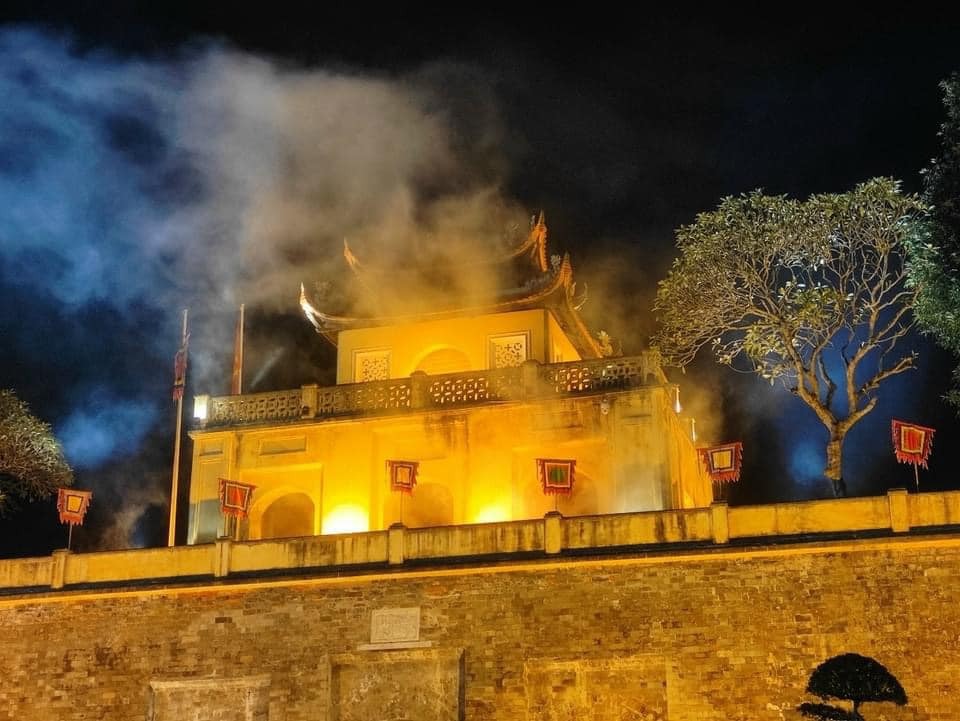 Đã có TOUR ĐÊM "GIẢI MÃ HOÀNG THÀNH THĂNG LONG" ‼

Với mong muốn tạo một sản phẩm mới, độc đáo cho du lịch Thủ đô, tour đêm "Giải mã Hoàng thành Thăng Long" hướng đến những giá trị văn hóa, lịch sử đặc biệt của di sản văn hóa thế giới Hoàng thành Thăng Long, đem đến cho du khách những trải nghiệm khác biệt và hấp dẫn, làm nổi bật những di tích, di vật độc đáo quý giá của khu di sản. 
Hành trình trải nghiệm tour đêm "Giải mã Hoàng thành Thăng Long" kéo dài khoảng 1,5 giờ, có lộ trình bắt đầu từ Đoan Môn - cửa dẫn vào Cấm thành, nơi ở và làm việc của nhà vua xưa kia. 

Tại đây du khách được sống không gian Hoàng thành xưa, thưởng thức điệu múa hoàng cung ngay trên những dấu tích khảo cổ học độc đáo; chiêm ngưỡng những hiện vật, cổ vật quý giá được tìm thấy tại Hoàng thành Thăng Long trong nhà trưng bày với chủ đề "Thăng Long Hà Nội - Lịch sử nghìn năm từ lòng đất", dâng hương tưởng nhớ các bậc tiên đế tại điện Kính Thiên.

Tour đêm "Giải mã Hoàng Thành Thăng Long" sẽ được tổ chức vào các tối thứ 6 đến chủ nhật hàng tuần, bắt đầu từ 30-4.