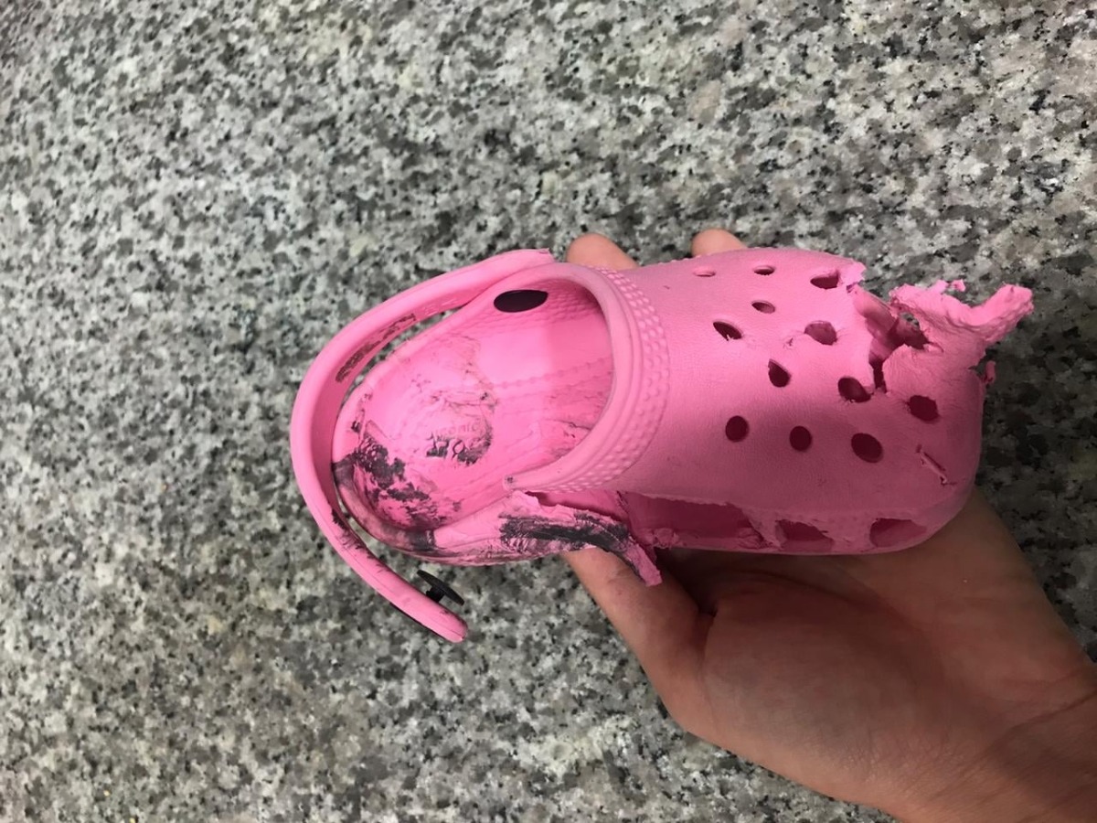 Cẩn thận khi cho mấy bé đi thang cuốn các mẹ nhé, nhất là mấy đôi dép cao su Crocs
