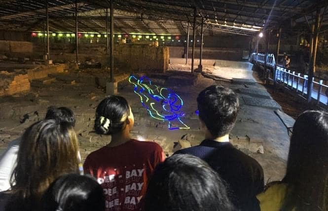 Đã có TOUR ĐÊM "GIẢI MÃ HOÀNG THÀNH THĂNG LONG" ‼

Với mong muốn tạo một sản phẩm mới, độc đáo cho du lịch Thủ đô, tour đêm "Giải mã Hoàng thành Thăng Long" hướng đến những giá trị văn hóa, lịch sử đặc biệt của di sản văn hóa thế giới Hoàng thành Thăng Long, đem đến cho du khách những trải nghiệm khác biệt và hấp dẫn, làm nổi bật những di tích, di vật độc đáo quý giá của khu di sản. 
Hành trình trải nghiệm tour đêm "Giải mã Hoàng thành Thăng Long" kéo dài khoảng 1,5 giờ, có lộ trình bắt đầu từ Đoan Môn - cửa dẫn vào Cấm thành, nơi ở và làm việc của nhà vua xưa kia. 

Tại đây du khách được sống không gian Hoàng thành xưa, thưởng thức điệu múa hoàng cung ngay trên những dấu tích khảo cổ học độc đáo; chiêm ngưỡng những hiện vật, cổ vật quý giá được tìm thấy tại Hoàng thành Thăng Long trong nhà trưng bày với chủ đề "Thăng Long Hà Nội - Lịch sử nghìn năm từ lòng đất", dâng hương tưởng nhớ các bậc tiên đế tại điện Kính Thiên.

Tour đêm "Giải mã Hoàng Thành Thăng Long" sẽ được tổ chức vào các tối thứ 6 đến chủ nhật hàng tuần, bắt đầu từ 30-4.