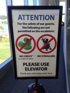 Cẩn thận khi cho mấy bé đi thang cuốn các mẹ nhé, nhất là mấy đôi dép cao su Crocs