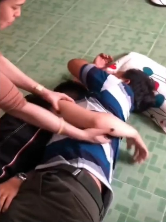 Buổi ra mắt đầu tiên con rể và bố vợ thành công mỹ mãn. Ôm nhau thắm thiết tình cảm không rời xa. Cám ơn vợ/con gái giúp hai bố con tìm thấy nhau.