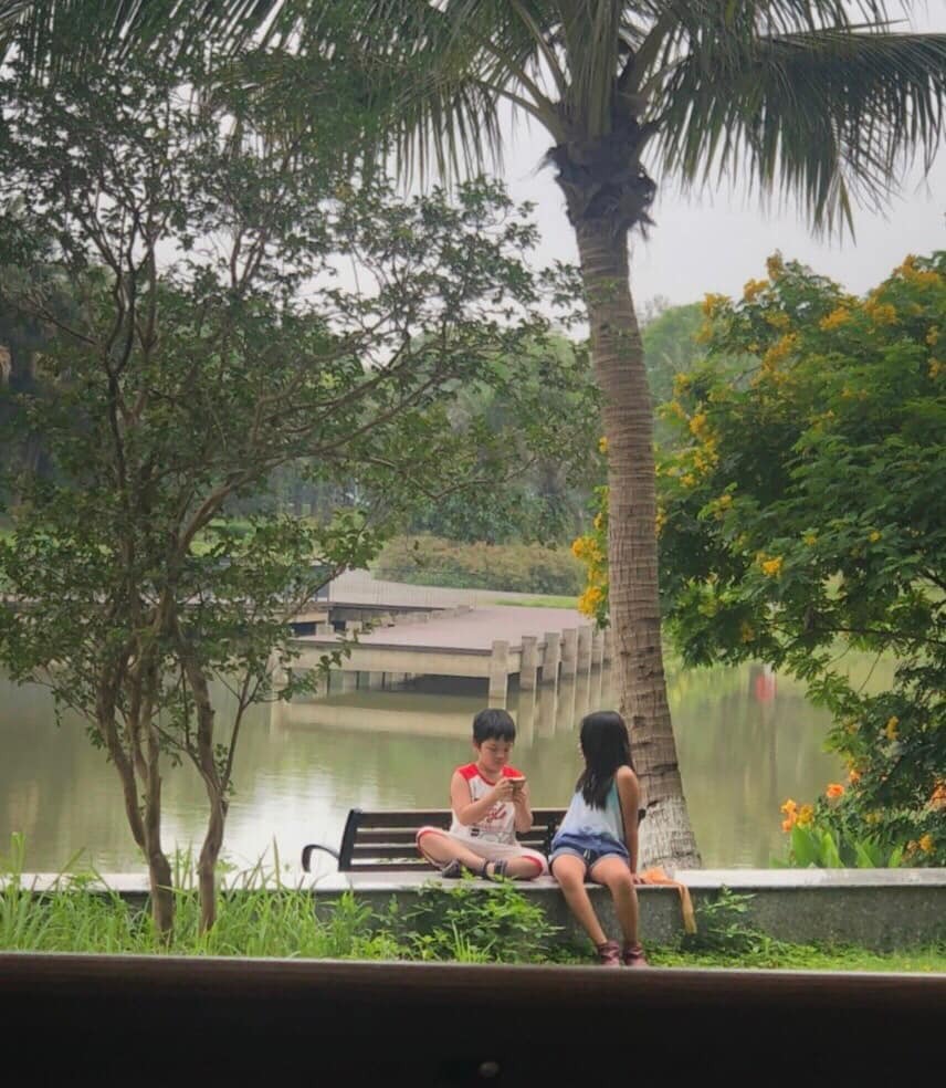 “Khi con nói “ Không”
Mình đã thao túng, tiêu chuẩn kép với con như thế nào.

Từ lúc con lên hai, câu cửa miệng lúc nào cũng là Không, không đánh răng, không tắm, không ăn, đủ thứ không. Mình còn nhớ có hôm cả nhà chạy xà quần cầm con gấu bông để làm trò cho con chịu thay quần áo. Mình đọc sách thì mọi người nói đây là giai đoạn khủng hoản, và hãy đưa ra cho con nhiều sự lựa chọn kèm giải thích. Câu chuyện bắt đầu như thế.

Sau mỗi cái không – lắc đầu, mình sẽ đưa ra vài phương án thay thế cho con. Hôm nào thấy hai phương án vẫn không xoay chuyển được nàng thì mình tăng luôn thành 3, 4, 5 cho dễ xử. Con thay áo nhé, áo màu hồng, áo hình Kitty, ôi có cả cái áo có bông hoa đẹp lắm nè.

Con không ăn cá hả? Cá này có nhiều vitamin giúp con thông minh í, ăn cá đi rồi đẹp như công chúa. Trong đầu mình luôn có sẵn muôn ngàn lời giải thích kèm theo, từ những lý do hợp lý đúng khoa học, đến cả những lý do vớ vẫn đúng kiểu con nít mới tin. Chỉ với một mục tiêu: Không phải thành có.

Tài ăn nói của mình thế nào mà hầu hết các lần con mình đồng ý. Có lần mấy cô hàng xóm gần đó đứng vỗ tay, ôi con bé này ( mình) chắc làm giáo viên mầm non, thuyết phục giỏi thế. Mình còn tự hào vui sướng trong lòng. Sự vui sướng này nó kèo dài cho đến khi;

Bạn lớn hơn chút. Mình đọc truyện Giáo dục giới tính về Bảo vệ cơ thể cho con nghe, đến đoạn *Không là Không* thì mình mới thấy một bầu trời hoang mang luôn ạ. Chuyện là: bạn có đồng ý theo một người lạ đi về nhà? và người lạ này đưa ra rất nhiều những lời mời gọi hấp dẫn: nhà có Cún xinh lắm, cháu có thể chơi với chúng, abcd. Con mình thì nói cái gì vài ba câu sẽ dạ dạ xuôi theo...

Từ thuyết phục đến dụ dỗ, thao túng.
Khi cơ thể đưa ra tín hiệu của sự dừng lại và (ba) mẹ luôn chặn.
Thật sự mình đang đánh đổi việc ăn uống, chọn lựa quần áo, tóc tai của con với những việc gì vậy?
Câu chuyện sẽ đi đến đâu khi con không thể nói ra từ KHÔNG – một cách chắc chắn và rõ ràng?

*Chúng ta sẽ làm gì khi chúng ta không biết nói không?
Không biết cách thể hiện bản, chăm sóc bản thân? Không biết bảo vệ cơ thể? Tôi không muốn ăn thức ăn này, tôi không muốn cắt tóc, tôi không muốn đánh răng, tôi không muốn ngủ. Tôi biết tôi muốn gì – know oneself - *

Thế lỡ chẳng may sau này con mình có gặp phải anh chàng nào cà chớn động tay động chân – thì con còn biết mà nói: Không em không đồng ý anh làm vậy. Chứ cỡ mà lại thuyết phục kiểu nhân danh tình yêu, đánh hay gì nhưng vẫn thương mà mình vẫn vương vào thì bao nhiêu câu chuyện đau buồn xảy ra rồi đó.

Còn bà má ẻm, là mình nè, đến giờ mỗi lần vô tiệm cắt tóc, mà bị anh thợ thuyết phục 800 câu để cắt theo kiểu ảnh thích, hổng theo ý mình, cũng phải lấy hết can đảm mới dám nói: Không anh ơi, em vẫn muốn kiểu kia thôi.

Nói KHÔNG không phải ai cũng nói được