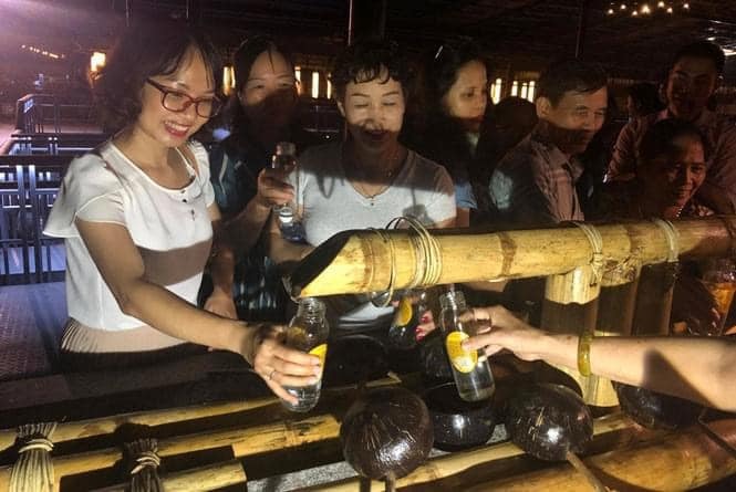 Đã có TOUR ĐÊM "GIẢI MÃ HOÀNG THÀNH THĂNG LONG" ‼

Với mong muốn tạo một sản phẩm mới, độc đáo cho du lịch Thủ đô, tour đêm "Giải mã Hoàng thành Thăng Long" hướng đến những giá trị văn hóa, lịch sử đặc biệt của di sản văn hóa thế giới Hoàng thành Thăng Long, đem đến cho du khách những trải nghiệm khác biệt và hấp dẫn, làm nổi bật những di tích, di vật độc đáo quý giá của khu di sản. 
Hành trình trải nghiệm tour đêm "Giải mã Hoàng thành Thăng Long" kéo dài khoảng 1,5 giờ, có lộ trình bắt đầu từ Đoan Môn - cửa dẫn vào Cấm thành, nơi ở và làm việc của nhà vua xưa kia. 

Tại đây du khách được sống không gian Hoàng thành xưa, thưởng thức điệu múa hoàng cung ngay trên những dấu tích khảo cổ học độc đáo; chiêm ngưỡng những hiện vật, cổ vật quý giá được tìm thấy tại Hoàng thành Thăng Long trong nhà trưng bày với chủ đề "Thăng Long Hà Nội - Lịch sử nghìn năm từ lòng đất", dâng hương tưởng nhớ các bậc tiên đế tại điện Kính Thiên.

Tour đêm "Giải mã Hoàng Thành Thăng Long" sẽ được tổ chức vào các tối thứ 6 đến chủ nhật hàng tuần, bắt đầu từ 30-4.