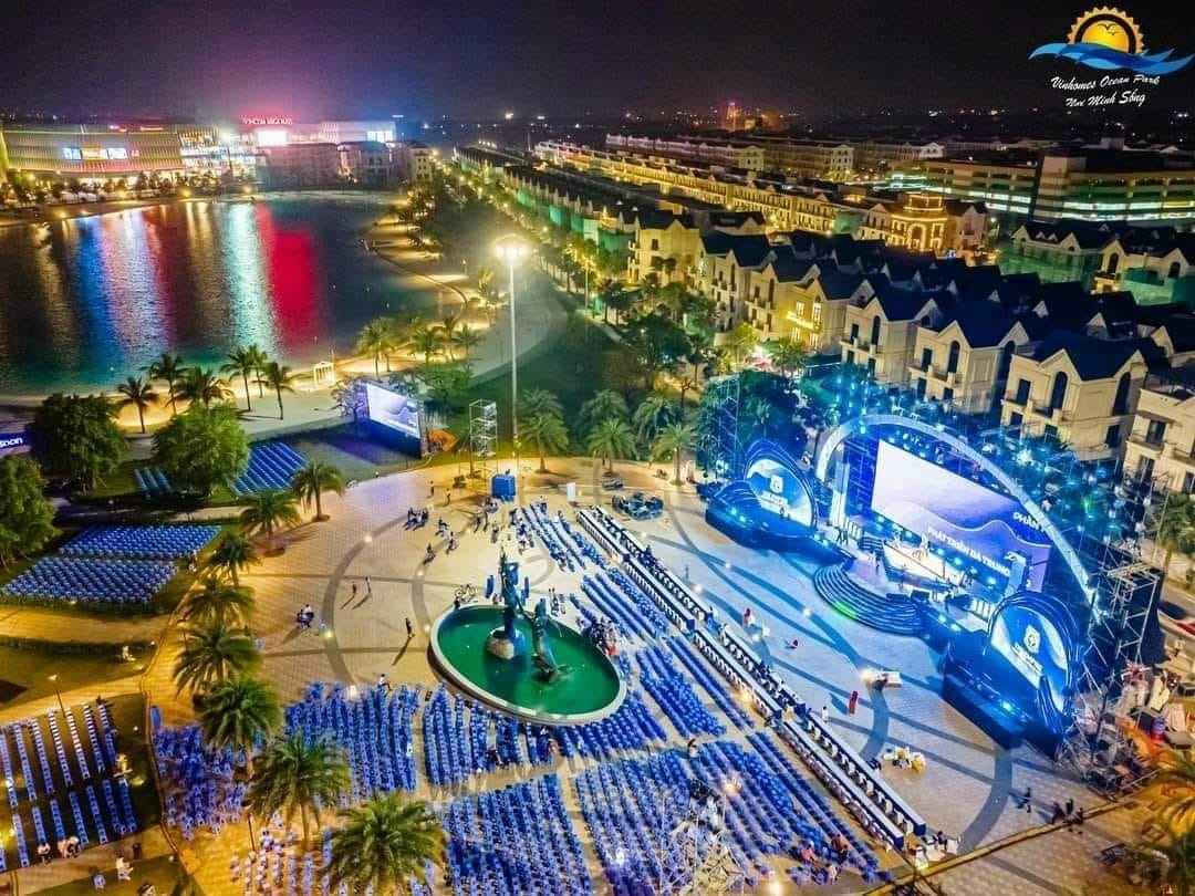 Vinhomes Ocean Park vui chơi trong ngày. 

Gần HN nhất mà có biển, bãi cát trắng trải dải thì chắc chắn là Vinhomes Ocean Park  Gia Lâm rồi.

Nhà mình ở Ocean Park, mình xin review một chút cho các bố mẹ bất chợt một ngày muốn đổi gió nha.

1. Đi lại: 
+ Từ nội thành sang các mẹ có thể trải nghiệm bus điện của Vin 01, 02, 03 xuất phát từ Mỹ Đình, Hào Nam, Hàm nghi sang OCP. Xe sạch đẹp, êm ru, phục vụ 4* giá 8k, 9k tùy tuyền.
+ Nội khu có bus điện miễn phí cho tất cả mọi người nên sang có thể chuyển qua bus nội khu tham quan 1 vòng nha. Bus nội khu đi qua hầu hết các điểm đẹp của khu, Vinuni.
+ Gửi xe: nếu đi ô tô thì đậu lề đường phí free, bên khu biệt thự để thỏa mái bên cao tầng nhớ để đúng vạch kẻ đậu xe và không quá 1 tiếng kẻo bị khóa nha. 

2. Chơi gì?
+ Cát - hào hứng và thích nhất và free. Các com hay có combo nghịch cát xong xuống nghịch nước nên bố mẹ chuẩn bị thêm 1 bộ quần áo, đồ chơi xúc cát. Khu có rào kính thì cần có thẻ cư dân.
+ Sống ảo, bố mẹ có thể tiện mang đồ sống ảo như đi bỉn Nha Trang hihi. Ngoài bãi cát thì tượng tiên cá cũng là điểm mọi người hay chụp choẹt.
+ Dựng lều hiện tại mh thấy mng vẫn được dựng lều trên cát thỏa mái.
+ Tắm biển nhân tạo: giá cư dân 200k, người ngoài 300k biển mặn xịn xò mình đánh giá cảm giác 70% như biển thật.
+ Các khu vui chơi trẻ em ngoài trời, khu chơi sát quảng trường rất đông nên nếu muốn cả nhà có thể lên bus đi 1 vòng thấy khu vui chơi nào vắng thì vào nhé. Yên tâm là bên này k có gì nhiều ngoài khu vui chơi ngoài trời.
+ Khu bờ cát trắng có cây dừa nhưng độ che mát k ăn thi nên nếu định đi ngày nắng to đi sớm hoặc sau 4h30 mới chơi được nhé.
+ Chơi trong nhà thì có thể vào Vincom có rạp chiếu phim CGV, khu vui chơi hiệu sách Tân Việt, 1 khu chơi dùng xèng nữa, tàu siêu đi các khu hành lang, rộng rãi và tương đối vắng vẻ.
+ Có dịch vụ mô tô nước, thuyền kayak.... nhưng chỉ dành cho cư dân.
+ Khu vệ sinh gần quảng trường sachh sẽ free. 

3. Ăn gì
   .Sống ở đây hơn 1 năm nhưng quán ăn bên này mình đánh giá không cao, chất lượng bình thường mà giá k phải rẻ.
  .Nếu muốn có chút đồ ăn vặt ngoài quảng trường, bờ biển bố mẹ chuẩn bị sẵn ở nhà hoặc qua khu chung cư, vincom mua nha. Quanh đó k có quán tạp hóa mà đồ cây tự động k đa dạng lắm đâu.
+ Tự chuẩn bị đồ ăn: nếu đẹp giời thì tuyệt nhất là tự chuẩn bị đồ ăn rồi ăn ngoài trời khu công viên: sẵn bàn ghế sạch sẽ, chỗ rửa đồ ăn, rửa tay. Vừa ăn vừa ngắm biển hồ, xem trẻ con chơi rất chill đó nha.
+ BBQ khu bờ hồ, công viên: chỉ dành cho cư dân nhưng giờ có dịch vụ đặt bàn với chuẩn bị đồ nướng từ A-Z đến nhóm than là nướng thơm lừng thưởng thức.
+ Ăn hàng:
. Ăn bên khu chung cư: đủ cả bún, phở, gà, vịt, hải sản. 
. Quán ăn T4 Vincom có quán nướng, lẩu Hàn  Nhật, gà....như các TTTM khác đủ cả.
+ Cafe thì dọc đường HA1 vào bất cứ quán nào đều có thể chụp được những bức ảnh xinh đẹp nha. 

Nói chung nếu chỉ có 1 ngày và gần HN thì đây là 1 địa điểm đáng để thử nha. Trẻ cin thì thả ra bãi cát chơi cả ngày k biết chán luôn. Còn nếu muốn ở lại qua đêm thì có thể thuê homestay, seach nhiều người làm dịch vụ đó ạ.

Thời gian mở cổng KĐT cho mng vào tự do là từ 7h sáng, sớm hơn cần có thẻ cư dân mới vào được.