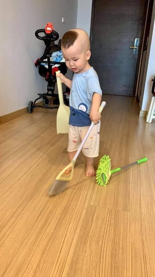Tập quét với con hông các mẹ ơi 😆