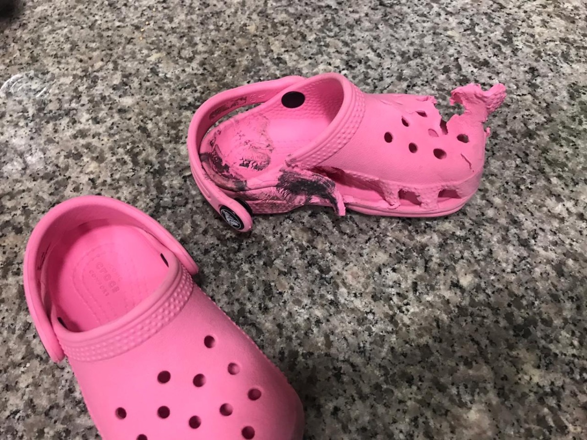 Cẩn thận khi cho mấy bé đi thang cuốn các mẹ nhé, nhất là mấy đôi dép cao su Crocs