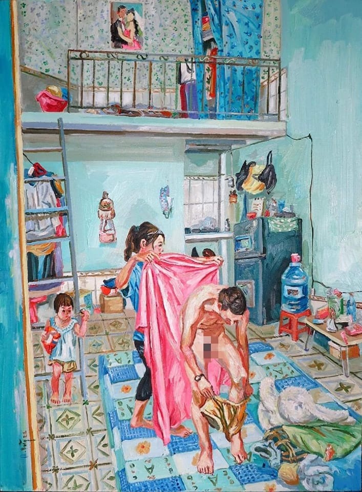 KHÔNG CÓ KINH TẾ THÌ ĐỪNG ĐẺ CON!

Mình nghĩ rằng, thay vì nói với con: "Chừng nào mày mới có con cho tao có cháu ẵm bồng?" thì các bà má nên nói: "Khi nào mày sống tốt hãy có con!"

Mình đã nghe rất nhiều lời than vãn rằng: nhà em nhiều con nên khổ lắm, sao mày đẻ lắm con để tao khổ thế này, đông con rồi mới hiểu được khổ thế nào,... Câu hỏi đặt ra: Tại sao họ lại sinh con rồi than khổ?

Lý do đầu có lẽ là vì...báo hiếu. Ba mẹ già chưa có cháu ẵm bồng nên phải sinh con, sinh hai ba đứa cho ông bà vui. Ông bà vui thật, nhưng mình khổ, mình không có đủ kinh tế nuôi con, thêm con mình khổ. Thành ra hai người vui nhưng cả nhà khổ. Niềm vui của cha mẹ là thấy con mình hạnh phúc, giờ con không vui mà cháu mình cũng khổ. Thành ra báo hiếu thành báo hiệu khổ tới.

Đẻ đi rồi tính. Tâm lý "để mai tính" vẫn luôn tồn tại ở một bộ phận người Việt. Họ không bao giờ dự tính những chuyện có thể xảy ra, không lo xa và luôn ỷ vào bản thân. Thành ra khi đẻ cũng vậy, đẻ đã rồi cố gắng vì con. Phần cố gắng thì chỉ là ý nghĩ nhưng đứa con là hiện thật, cả nhà nhiều miệng đói cũng là sự thật. Thành ra sau khi đẻ con rồi họ vẫn loay hoay, không tính nổi, rồi còn gặp xui như một trận dịch chẳng hạn, thành ra khổ, rồi đổ thừa tại con.

Không có tiền thì đừng đẻ con. Thẳng nhưng thật. Đã đến lúc các thế hệ sau phải hiểu được rằng: đẻ được phải nuôi được. Gần đây có bộ tranh "Gia đình nhập cư" của hoạ sĩ Nguyễn Quốc Dũng đã khắc hoạ rất hiện thực đời sống của những gia đình trong căn nhà trọ. Ở đó là sự chật chội, sự khó khăn và sự khổ. Đừng ai bảo ai cũng xứng đáng có con, có con là nghĩa vụ thiêng liêng và chúng tôi dù nghèo cũng phải đẻ. Cứ thế, họ thoả cái suy nghĩ rằng phải có con cho bằng được mà chưa từng nghĩ rằng: sẽ nuôi đứa trẻ đó như thế nào.

Tuần trước, người nhà mình từ bệnh viện phụ sản về và kể rằng: có cô gái giường bên, phải sinh mổ nhưng gia đình nghèo, sống trọ ở Sài Gòn và chủ nhà trọ phải đi quyên góp để cô gái đi sinh con, còn người chồng thì bất lực vì không có tiền. Chắc chắn, đứa trẻ sẽ được sinh ra nhưng rồi sau đó là một chuỗi hành trình gian khổ mà cả gia đình phải trải qua. Liệu rằng đứa trẻ lớn lên có hạnh phúc, có đủ điều kiện để phát triển, có mặc cảm bản thân... Bởi lẽ đó, nếu không có kinh tế để nuôi con, thì đừng đẻ. Còn đã đẻ, thì phải có kế hoạch, ít nhất phải có một khoản tiền tiết kiệm để chăm con, rồi sau đó tiếp tục lao động mà nuôi nó. Đừng đùng đùng mà đẻ rồi để đó trời nuôi!

Các thế hệ sau này, mình nghĩ rằng việc có con hay không cũng không còn là quan trọng và "chắc chắn phải có" như những thế hệ trước. Nhưng mà, mình vẫn nghĩ, nếu phải đẻ thì phải nuôi được, đừng sướng cái nư rồi "tại có mày mà tao mới khổ!"

Ảnh: Bộ tranh "Gia đình nhập cư" của hoạ sĩ Nguyễn Quốc Dũng