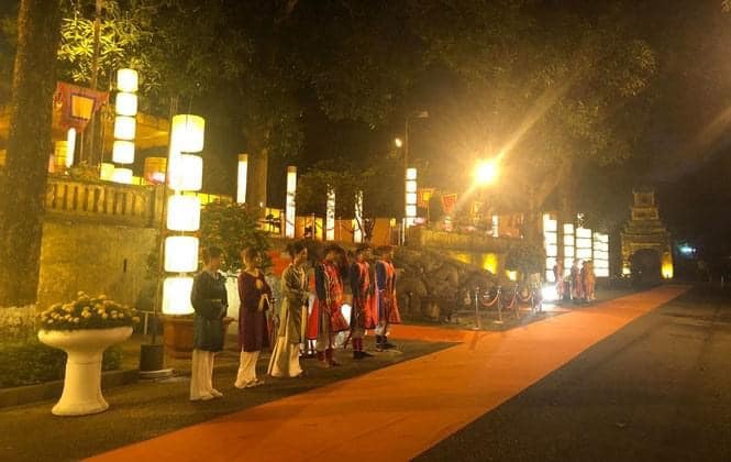 Đã có TOUR ĐÊM "GIẢI MÃ HOÀNG THÀNH THĂNG LONG" ‼

Với mong muốn tạo một sản phẩm mới, độc đáo cho du lịch Thủ đô, tour đêm "Giải mã Hoàng thành Thăng Long" hướng đến những giá trị văn hóa, lịch sử đặc biệt của di sản văn hóa thế giới Hoàng thành Thăng Long, đem đến cho du khách những trải nghiệm khác biệt và hấp dẫn, làm nổi bật những di tích, di vật độc đáo quý giá của khu di sản. 
Hành trình trải nghiệm tour đêm "Giải mã Hoàng thành Thăng Long" kéo dài khoảng 1,5 giờ, có lộ trình bắt đầu từ Đoan Môn - cửa dẫn vào Cấm thành, nơi ở và làm việc của nhà vua xưa kia. 

Tại đây du khách được sống không gian Hoàng thành xưa, thưởng thức điệu múa hoàng cung ngay trên những dấu tích khảo cổ học độc đáo; chiêm ngưỡng những hiện vật, cổ vật quý giá được tìm thấy tại Hoàng thành Thăng Long trong nhà trưng bày với chủ đề "Thăng Long Hà Nội - Lịch sử nghìn năm từ lòng đất", dâng hương tưởng nhớ các bậc tiên đế tại điện Kính Thiên.

Tour đêm "Giải mã Hoàng Thành Thăng Long" sẽ được tổ chức vào các tối thứ 6 đến chủ nhật hàng tuần, bắt đầu từ 30-4.