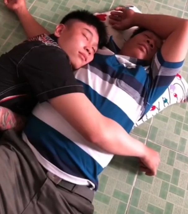 Buổi ra mắt đầu tiên con rể và bố vợ thành công mỹ mãn. Ôm nhau thắm thiết tình cảm không rời xa. Cám ơn vợ/con gái giúp hai bố con tìm thấy nhau.