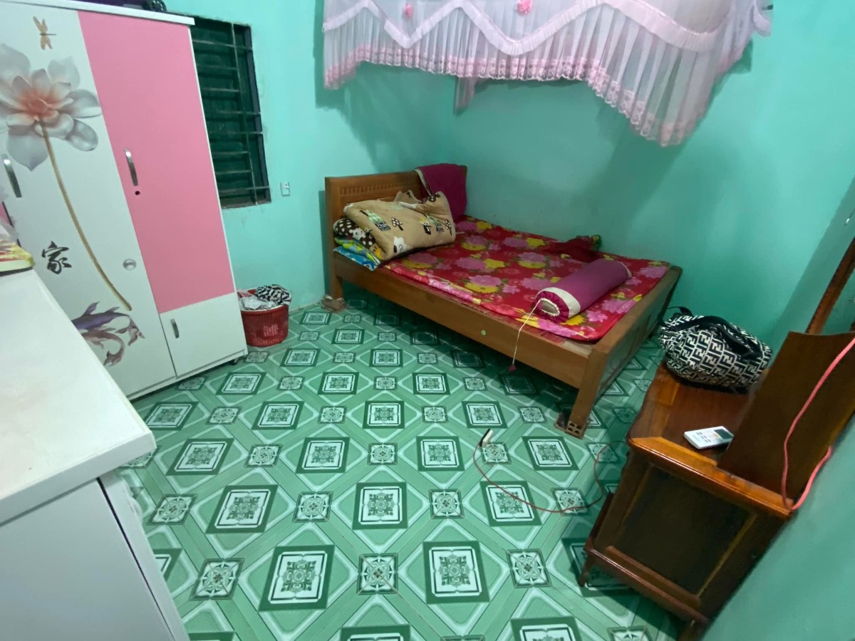 Hôm nay đi lm về mở cửa phòng ra thấy vậy ..
Bỗng ngồi xuống suy nghĩ.

Lấy ck gần nhà. Cũng hơn 2 năm

Ngày đầu về lm dâu. Sáng 6h cũng mò đầu dậy tính ra lm dâu ngoan. Ai ngờ dậy nghe 3 nói với mẹ vs ck là để cho con bé nó ngủ. Nó mệt lắm đó. Sân tui quét. Thằng này ra rửa chén đi. Bà koi lau nhà . Đừng có kiu con bé mà tội nghiệp. Vậy là mình cũng ngủ thẳng cẳng tới trưa mới dậy.

Ra cười cái r ba mẹ kiu dâu gì mà ngủ k biết trời đất luôn con. Xong r dọn cơm ra cả nhà ăn vui vẻ..

Sau thời gian ấm êm thì lúc mình có bầu. Chả hiểu sao ai lm gì mình cũng thấy khó chịu. Cáu gắt và nói năng cọc lóc.
Vậy mà 3 mẹ k giận. 3 gần 70 tuổi vẫn đi hái khóm mít cho ăn dù lúc đó là 9h đêm . Ba nghe nói thèm mà ông ck k đi hái. V là 3 đi hái cho 1 rổ.

Mẹ thì từ ngày cưới. Chả để con phải rửa chén hay nấu cơm.
Tiền bạc mẹ vs 3 nhất định cũng k bao h quản hay hỏi tới. Từ khi con trai có vk là tuyệt nhiên. Con có cho thì nhận k thì thôi chứ sẽ k hỏi tới rằng mỗi tháng sẽ phụ hay phải trách nhiệm trong gđ gì cả.

Lúc sinh con. Nằm trong tháng 2 mẹ con xích mích chz chăm cháu. Bản thân minh còn quạo rồi nói lớn tiếng với mẹ. Hôm đó mẹ khóc… mình thấy có lỗi nhưng k nói lời xin lỗi vs mẹ dc . Thì mẹ cũng hết giận mà quay vào dỗ dành mình luôn .

Rồi tới lúc đi làm. Bỏ con nhỏ cho bà chăm. Hơn 60. Suc yếu vậy mà vui vẻ trông cháu cho con đi lm. Đi sớm về muộn giờ giất tứ tung mẹ cũng chả nói lời nào. Đi lm ve chỉ ăn r ngủ ..

Sau này nghĩ lm. Mở cái shop nhỏ nhỏ bán đồ. Ba mẹ k giàu có để phụ giup hay cho tiền. Nhưng có lần kẹt tiền quá tính đi vay 20tr. Thì mẹ lại im lặng đạp xe đạp đinứng tiền điều đem về đưa 20tr nói mẹ cho con mượn. Ráng lm ăn có sau này r trả mẹ !!

Cho tới hôm nay đi bán về.
Nhớ lúc sáng dậy trể nên đi chỉ đóng cửa phòng chứ mùng mền chiếu gối r quần áo và đồ choi của con xả từ giường xuống nền.

Mở cửa phòng. Thấy mẹ đã gom dọn sạch sẽ còn lau cả nền. Quần áo mẹ cũng gom r móc lên hết. Cơm canh mẹ nấu sẵn. Thấy con về mẹ hâm nóng r biểu tắm xong ăn cơm đi con. Bé để đó cho mẹ coi. Rồi cả ông và bà lm con bò cho cháu chơi….

Cái tính mình thì cục lục. Chả nói dc lời hay ý đẹp. Cứ dạ dạ rồi thôi…

Có lẽ may mắn của con là lm con ba mẹ.. đúng như ngày rước dâu 3 mẹ nói. Con về lm con của ba của mẹ chứ hông phải lm dâu