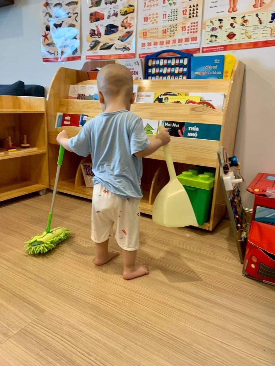 Tập quét với con hông các mẹ ơi 😆