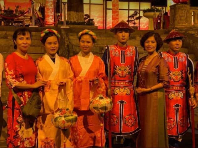 Đã có TOUR ĐÊM "GIẢI MÃ HOÀNG THÀNH THĂNG LONG" ‼

Với mong muốn tạo một sản phẩm mới, độc đáo cho du lịch Thủ đô, tour đêm "Giải mã Hoàng thành Thăng Long" hướng đến những giá trị văn hóa, lịch sử đặc biệt của di sản văn hóa thế giới Hoàng thành Thăng Long, đem đến cho du khách những trải nghiệm khác biệt và hấp dẫn, làm nổi bật những di tích, di vật độc đáo quý giá của khu di sản. 
Hành trình trải nghiệm tour đêm "Giải mã Hoàng thành Thăng Long" kéo dài khoảng 1,5 giờ, có lộ trình bắt đầu từ Đoan Môn - cửa dẫn vào Cấm thành, nơi ở và làm việc của nhà vua xưa kia. 

Tại đây du khách được sống không gian Hoàng thành xưa, thưởng thức điệu múa hoàng cung ngay trên những dấu tích khảo cổ học độc đáo; chiêm ngưỡng những hiện vật, cổ vật quý giá được tìm thấy tại Hoàng thành Thăng Long trong nhà trưng bày với chủ đề "Thăng Long Hà Nội - Lịch sử nghìn năm từ lòng đất", dâng hương tưởng nhớ các bậc tiên đế tại điện Kính Thiên.

Tour đêm "Giải mã Hoàng Thành Thăng Long" sẽ được tổ chức vào các tối thứ 6 đến chủ nhật hàng tuần, bắt đầu từ 30-4.