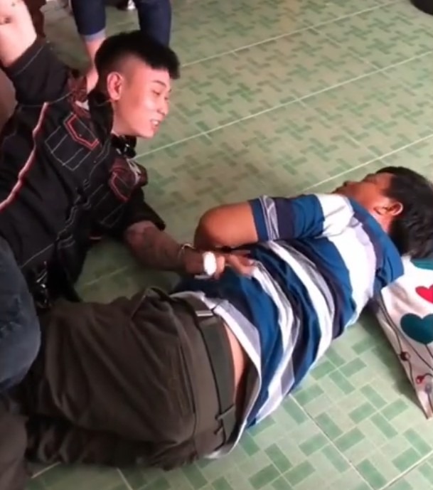 Buổi ra mắt đầu tiên con rể và bố vợ thành công mỹ mãn. Ôm nhau thắm thiết tình cảm không rời xa. Cám ơn vợ/con gái giúp hai bố con tìm thấy nhau.