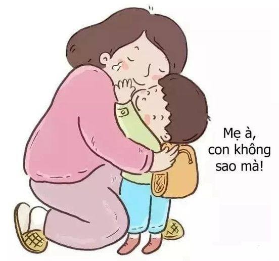 TỪ NGƯỜI MẸ VĨ ĐẠI, MẸ À CON KHÔNG SAO MÀ.

Lần đầu tiên họp phụ huynh cho con, cô giáo mầm non nói với người mẹ: 'Con trai chị có bệnh tăng động, cháu không ngồi yên trên ghế được 3 phút.'

Trên đường trở về nhà, con trai hỏi mẹ cô giáo đã nói gì. Người mẹ nói với con trai: 'Cô giáo nói con trai mẹ trước đây không ngồi trên ghế được một phút, giờ con đã ngồi được 3 phút rồi, con có tiến bộ.'

Tối hôm đó, cậu bé ăn hẳn 2 bát cơm mà không cần mẹ bón.

Không lâu sau, cậu bé vào tiểu học. Đi họp phụ huynh cho con, cô giáo nói: 'Cả lớp có 50 em, trong lần kiểm tra toán này, con chị xếp thứ 48, có thể con có một chút vấn đề về trí tuệ.'

Trở về nhà, cô nói với con: 'Cô giáo nói chỉ cần con chú ý một chút, con sẽ xếp trước 48 bạn.'

Nghe mẹ nói vậy, ánh mắt cậu bé lóe sáng, gương mặt ủ rũ bỗng giãn ra. Ngày hôm sau đi học, cậu đi sớm hơn hẳn ngày thường.

Khi con lên cấp hai, người phụ nữ vẫn không tránh được những buổi họp phụ huynh. Trước khi về, giáo viên nói với chị: 'Theo kết quả học tập hiện nay của con, việc thi vào trung học phổ thông sẽ hơi khó một chút.'

Trên đường về, chị xoa vai con và nói: 'Cô giáo nói, chỉ cần con nỗ lực hơn nữa, rất có hy vọng là con sẽ đỗ vào trường công lập.'

Rồi cũng đến ngày cậu bé tốt nghiệp trung học phổ thông. Đến khi trường đại học có thông báo kết quả thi, cậu bé từ trường trở về, mang theo giấy thông báo trúng tuyển một trường đại học danh tiếng đưa cho mẹ, nước mắt rưng rưng: 'Mẹ, con không phải là một đứa trẻ thông minh nhưng mẹ luôn ở bên cạnh cổ vũ, động viên, ghi nhận con.'

Lúc đó, người mẹ đã ôm con thật chặt, những giọt nước mắt lẫn lộn vui buồn lăn dài trên má.

'Một lời nói hay sưởi ấm ba đông, nửa lời ác nghiệt lạnh sáu tháng ròng.' Một lời an ủi động viên sẽ giúp người khác có thêm động lực, niềm tin, hướng đến những điều tích cực.

Một lời cổ vũ khích lệ có thể thay đổi được cả quan niệm và hành vi của người khác, từ đó có thể thay đổi cả vận mệnh, số phận của con người.

Nguồn: sưu tầm.