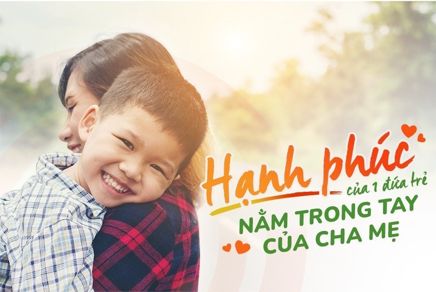 4 CHỈ TIÊU ĐỂ ĐÁNH GIÁ TRẺ CÓ ĐANG HẠNH PHÚC

Gần đây cũng là kỷ niệm 100 năm của 2 nghiên cứu nổi bật nhất lịch sử về nuôi dạy để trẻ được hạnh phúc. Dù đây là những nghiên cứu phức tạp và kéo dài gần cả 1 thế kỷ, nhưng kết quả của nó rất đơn giản và dễ hiểu: hạnh phúc của 1 đứa trẻ nằm trong tay của cha mẹ chúng.

Đây là 4 tiêu chí quan trọng để đánh giá xem liệu trẻ có đang sống và được nuôi dưỡng trong sự hạnh phúc.

1. TRẺ CÓ ĐƯỢC GIÁO DỤC BẰNG NGÔN NGỮ, MÀ KHÔNG BẰNG PHI NGÔN NGỮ
TS. Schlozman, ĐH Harvard chỉ ra rằng: la mắng hổ báo cũng gây ra tác hại như đánh trẻ. Chỉ khác là cha mẹ hiện đại ngày nay hiểu và họ ít sử dụng đánh để răn đe trẻ, nhưng họ vẫn thường xuyên la mắng hổ báo với trẻ. Một thống kê cho thấy có đến 90% cha mẹ quát mắng hổ báo con trẻ trong 12 tháng qua. Thực ra, la mắng hổ báo hay đánh đều là những cách phi giáo dục. Trẻ con cần được dạy bằng sự tôn trọng, lắng nghe từ cha mẹ. Để làm tốt điều này, đầu tiên bạn cần gạt bỏ những áp đặt suy nghĩ của mình trên trẻ, học cách làm bạn, làm người hướng dẫn của trẻ và trẻ sẽ tự biết cách xây dựng giấc mơ của chính trẻ.

2. TRẺ CÓ ĐƯỢC CHẾ ĐỘ DINH DƯỠNG CÂN BẰNG
Trẻ nên đươc cho bú mẹ sớm ngay khi sinh và ăn dặm đúng thời điểm. Hơn hết chế độ ăn của trẻ nên đa dạng và cân bằng để trẻ nhận đủ các dưỡng chất trẻ cần cho sự phát triển. Bằng chứng khoa học cho thấy thiếu hụt các vi chất dinh dưỡng trước 5 tuổi có liên quan đến chậm tăng trưởng cả về thể chất và tinh thần của trẻ, làm trẻ chậm bắt nhịp ở những độ tuổi sau.

Đối với trẻ em châu Á, việc thiếu hụt kẽm, sắt thường khá phổ biến. Còn theo thống kê mới nhất của Viện Dinh dưỡng quốc gia cho thấy tỷ lệ trẻ em VN thiếu kẽm đang ở mức cao khoảng 58% và cứ 3 trẻ có 1 trẻ thiếu sắt. Tuy nhiên, việc thiếu hụt này thường khó nhận biết và do nhiều nguyên nhân như tỷ lệ hấp thụ khác nhau tùy mỗi bé, biếng ăn hay ăn lệch, … đều có thể làm trẻ dễ bị thiếu sắt, kẽm và các vi chất khác, thậm chí thiếu sắt thường đi kèm thiếu kẽm vì nguồn thực phẩm chứa 2 loại này khá giống nhau
Gần đây nhóm nghiên cứu của TS. Compher, ĐH Pennsylvania, Mỹ đã thực hiện một nghiên cứu trên nhóm trẻ dưới 5 tuổi. Kết quả cho thấy sự thiếu hụt kẽm và sắt là có liên quan đến phát triển các vấn đề tâm lý và hành vi ở nhóm trẻ nghiên cứu. Thực tế, kẽm và sắt có nhiều trong thịt bò, heo, lòng đỏ trứng,… đây là những nguyên tố cần thiết liên quan đến nhiều cấu trúc quan trọng trong sự hình thành các liên kết thần kinh giúp trẻ tăng khả năng chú ý, tập trung và giảm mệt mỏi. Tuy nhiên, nếu trẻ không nhận đủ từ thực phẩm do biếng ăn, hoặc ăn uống kém đa dạng thì có thể bổ sung cho trẻ bằng thực phẩm bổ sung dạng lỏng hoặc nhỏ giọt để trẻ dễ uống và tăng sự hấp thụ. Một số sản phẩm bổ sung dạng lỏng, khá phổ biết cho trẻ hiện nay như Fitobimbi Ferro C vừa có chứa kẽm và sắt hữu cơ dạng gluconate - thành phần kẽm và sắt ở dạng hữu cơ này có hàm lượng đáp ứng nhu cầu hàng ngày. Ngoài ra, trong sản phẩm này còn bổ sung thêm dịch chiết xuất quả Sơ ri giàu vitamin C- không chỉ giúp việc hấp thụ sắt hiệu quả hơn mà còn hỗ trợ miễn dịch, tăng khả năng tập trung và giảm mệt mỏi.

3. TRẺ ĐÃ CÓ ĐƯỢC THỜI GIAN TƯƠNG TÁC CHẤT LƯỢNG CÙNG CHA MẸ
• Quan tâm về hoạt động thể chất của trẻ: Trẻ có ít nhất 60 phút/tuần tham gia các hoạt động ngoài trời. Các hoạt động này bao gồm đi bộ hay dạo công viên. Quan trọng hơn là, trẻ nên có ít nhất một lần/tuần cùng cả bố và mẹ chơi vận động cùng nhau.

• Quan tâm về thời gian xem/chơi trên màn hình điện tử của trẻ: Các hoạt động xem các video/tiktok hoặc chơi game trên điện thoại/ipad là những hoạt động thụ động. Trẻ 2- 5 tuổi chỉ xem/chơi ít hơn 60 phút/ngày. Thay vào đó, cha mẹ nên cùng nằm trò chuyện, đọc sách hoặc tạo các trò chơi vui chơi cùng trẻ. Đó cũng là cách khơi gợi tư duy và sáng tạo của trẻ.

• QUAN TÂM TRẺ CÓ ĐƯỢC ĂN TỐI CÙNG CHA MẸ: Dù bạn bận đến đâu cũng nên ăn tối cùng trẻ và gia đình. Những bằng chứng cho thấy việc thường ăn tối cùng nhau giúp xây dựng gắn kết giữa cha mẹ và con cái, trẻ cũng hạnh phúc và tự tin về gia đình của mình hơn

4. TRẺ CÓ ĐƯỢC DẠY VỀ LÒNG BIẾT ƠN, CÁCH GIÚP ĐỠ NGƯỜI KHÁC & TRÁCH NHIỆM CỦA BẢN THÂN
Các bé từ 2-8 tuổi nên sớm được dạy về lòng biết ơn. Phần lớn chúng ta dạy trẻ 'hãy cảm ơn cô đi', 'ạ bà đi', nhưng TS. Hussong, ĐH North Carolina, Mỹ chia sẻ: chúng ta chỉ tập trung dạy trẻ về hình thức mà quên dạy trẻ cách nuôi dưỡng nhận thức, học cách suy nghĩ và biểu lộ cảm xúc thực sự cho những hành động này. Để giúp trẻ học về lòng biết ơn, cha mẹ nên:

• Trò chuyện với trẻ về những điều hay, về những người mà bạn và bé gặp trên đường về nhà mỗi ngày. VD, gặp một bà cụ nằm ngủ ngoài đường. Việc đầu tiên, đừng nói với trẻ như 'con cầm tiền lại cho bà cụ đi'. Câu chuyện bạn cần nói với trẻ là về bà cụ, nơi bà cụ đang nằm... Khi nói về hoàn cảnh, trẻ sẽ phát triển sự nhận thức vào sự việc.

• Tiếp, dạy trẻ phải suy nghĩ và đó là suy nghĩ của trẻ, đừng áp đặt suy nghĩ của bạn lên suy nghĩ của trẻ. Để giúp trẻ suy nghĩ rất đơn giản, chỉ cần đặt câu hỏi cho trẻ và lắng nghe câu trả lời của trẻ. VD, trở lại câu chuyện bà cụ, những câu hỏi bạn có thể hỏi là: 'chúng ta thường ngủ ở đâu nè con?' đợi trẻ trả lời: 'trên giường ạ', 'liệu chúng ta có gì trên giường nè?, cũng nên khuyến khích trẻ trả lời 'dạ, có gối, có mềm ạ'

• Giúp trẻ nhận ra cảm xúc của trẻ từ nhận thức và suy nghĩ. Mỗi đứa trẻ sẽ phát triển nó khác nhau. Đừng gượng ép cảm xúc của trẻ như là 'con nên thương cảm chứ', 'con không thương bà à'. Một lần nữa, bạn có thể dùng câu hỏi để nhận ra cảm xúc của trẻ liên quan đến tình huống ban đầu, cũng như giúp trẻ nhận ra sự hạnh phúc và biết ơn những gì đang có, VD như trong tình huống trên: 'con thấy mình ngủ trên giường ấm hơn bà cụ không? 'Con thấy mình có gối, nệm, còn bà cụ thì trên nền đất ,liệu có lạnh không? Con có đói bụng không? mẹ con ta mua gì ăn nhé, con nghĩ bà có đói bụng không?... Và đó là cách bạn đang nuôi dưỡng lòng tốt bên trong trẻ

Dạy trẻ công việc nhà vừa sức như 1 trách nhiệm đóng góp: Khi trẻ được dạy và hướng dẫn để có trách nhiệm với các công việc trong gia đình phù hợp càng sớm thì tại thời điểm đó não bộ của trẻ sẽ hoạt động để bắt đầu đáp ứng với các tình huống như sắp xếp thời gian để làm, tìm giải pháp nếu công việc khó, hiểu sự vất vả, thông cảm, ... Nói chung, não bộ luôn ở tư thế sẵn sàng và luôn giúp trẻ nhận ra điều tất yếu trong cuộc sống là cống hiến và làm việc. Nó là động lực thúc đẩy trẻ xông xáo vào công việc, dù khó.
Cho trẻ trải nghiệm cảm giác thất bại? Giúp trẻ tự nhận ra kết quả "không như mong đợi" trong cuộc sống hàng ngày và học cách chấp nhận nó như 1 kết quả có thể xảy ra. Cha mẹ nên yêu thương và che chở trẻ như người quan sát, đừng chỉ lo trẻ gặp khó khăn mà làm thay cho trẻ, hoặc làm dễ cho trẻ. Cái đó không phải là che chở lo lắng mà là lấy mất cơ hội để trẻ hiểu về sự thất bại - điều mà tất yếu phải có trong cuộc sống

Bạn đã làm được bao nhiêu điều trong những điều kể trên?