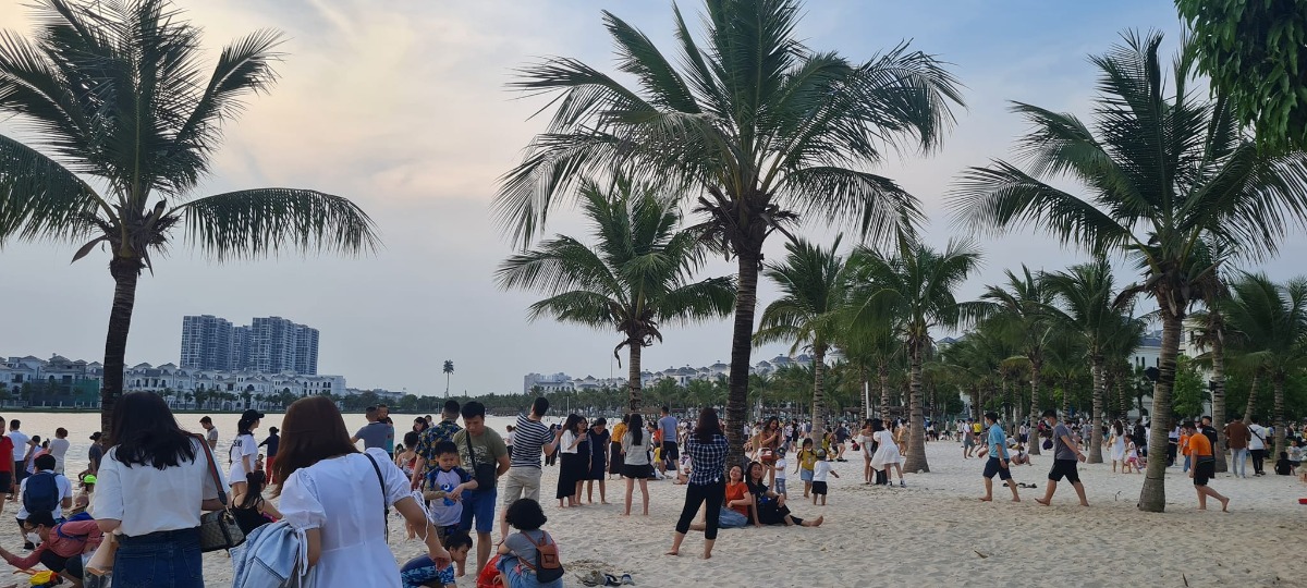 Vinhomes Ocean Park vui chơi trong ngày. 

Gần HN nhất mà có biển, bãi cát trắng trải dải thì chắc chắn là Vinhomes Ocean Park  Gia Lâm rồi.

Nhà mình ở Ocean Park, mình xin review một chút cho các bố mẹ bất chợt một ngày muốn đổi gió nha.

1. Đi lại: 
+ Từ nội thành sang các mẹ có thể trải nghiệm bus điện của Vin 01, 02, 03 xuất phát từ Mỹ Đình, Hào Nam, Hàm nghi sang OCP. Xe sạch đẹp, êm ru, phục vụ 4* giá 8k, 9k tùy tuyền.
+ Nội khu có bus điện miễn phí cho tất cả mọi người nên sang có thể chuyển qua bus nội khu tham quan 1 vòng nha. Bus nội khu đi qua hầu hết các điểm đẹp của khu, Vinuni.
+ Gửi xe: nếu đi ô tô thì đậu lề đường phí free, bên khu biệt thự để thỏa mái bên cao tầng nhớ để đúng vạch kẻ đậu xe và không quá 1 tiếng kẻo bị khóa nha. 

2. Chơi gì?
+ Cát - hào hứng và thích nhất và free. Các com hay có combo nghịch cát xong xuống nghịch nước nên bố mẹ chuẩn bị thêm 1 bộ quần áo, đồ chơi xúc cát. Khu có rào kính thì cần có thẻ cư dân.
+ Sống ảo, bố mẹ có thể tiện mang đồ sống ảo như đi bỉn Nha Trang hihi. Ngoài bãi cát thì tượng tiên cá cũng là điểm mọi người hay chụp choẹt.
+ Dựng lều hiện tại mh thấy mng vẫn được dựng lều trên cát thỏa mái.
+ Tắm biển nhân tạo: giá cư dân 200k, người ngoài 300k biển mặn xịn xò mình đánh giá cảm giác 70% như biển thật.
+ Các khu vui chơi trẻ em ngoài trời, khu chơi sát quảng trường rất đông nên nếu muốn cả nhà có thể lên bus đi 1 vòng thấy khu vui chơi nào vắng thì vào nhé. Yên tâm là bên này k có gì nhiều ngoài khu vui chơi ngoài trời.
+ Khu bờ cát trắng có cây dừa nhưng độ che mát k ăn thi nên nếu định đi ngày nắng to đi sớm hoặc sau 4h30 mới chơi được nhé.
+ Chơi trong nhà thì có thể vào Vincom có rạp chiếu phim CGV, khu vui chơi hiệu sách Tân Việt, 1 khu chơi dùng xèng nữa, tàu siêu đi các khu hành lang, rộng rãi và tương đối vắng vẻ.
+ Có dịch vụ mô tô nước, thuyền kayak.... nhưng chỉ dành cho cư dân.
+ Khu vệ sinh gần quảng trường sachh sẽ free. 

3. Ăn gì
   .Sống ở đây hơn 1 năm nhưng quán ăn bên này mình đánh giá không cao, chất lượng bình thường mà giá k phải rẻ.
  .Nếu muốn có chút đồ ăn vặt ngoài quảng trường, bờ biển bố mẹ chuẩn bị sẵn ở nhà hoặc qua khu chung cư, vincom mua nha. Quanh đó k có quán tạp hóa mà đồ cây tự động k đa dạng lắm đâu.
+ Tự chuẩn bị đồ ăn: nếu đẹp giời thì tuyệt nhất là tự chuẩn bị đồ ăn rồi ăn ngoài trời khu công viên: sẵn bàn ghế sạch sẽ, chỗ rửa đồ ăn, rửa tay. Vừa ăn vừa ngắm biển hồ, xem trẻ con chơi rất chill đó nha.
+ BBQ khu bờ hồ, công viên: chỉ dành cho cư dân nhưng giờ có dịch vụ đặt bàn với chuẩn bị đồ nướng từ A-Z đến nhóm than là nướng thơm lừng thưởng thức.
+ Ăn hàng:
. Ăn bên khu chung cư: đủ cả bún, phở, gà, vịt, hải sản. 
. Quán ăn T4 Vincom có quán nướng, lẩu Hàn  Nhật, gà....như các TTTM khác đủ cả.
+ Cafe thì dọc đường HA1 vào bất cứ quán nào đều có thể chụp được những bức ảnh xinh đẹp nha. 

Nói chung nếu chỉ có 1 ngày và gần HN thì đây là 1 địa điểm đáng để thử nha. Trẻ cin thì thả ra bãi cát chơi cả ngày k biết chán luôn. Còn nếu muốn ở lại qua đêm thì có thể thuê homestay, seach nhiều người làm dịch vụ đó ạ.

Thời gian mở cổng KĐT cho mng vào tự do là từ 7h sáng, sớm hơn cần có thẻ cư dân mới vào được.