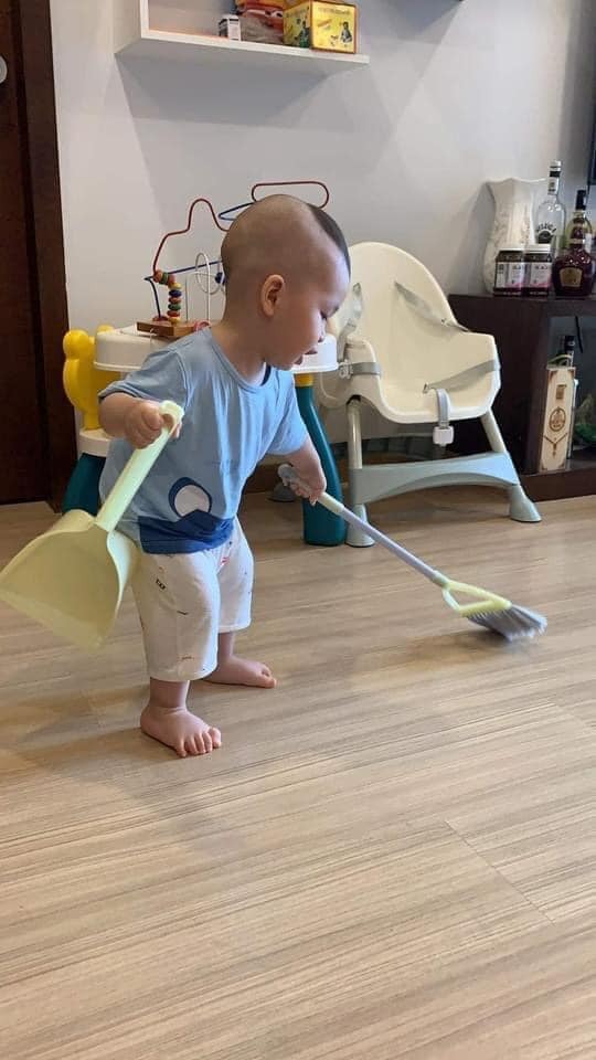 Tập quét với con hông các mẹ ơi 😆