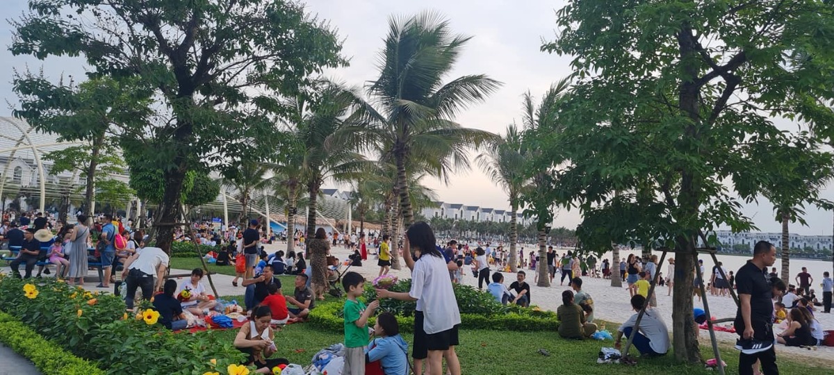 Vinhomes Ocean Park vui chơi trong ngày. 

Gần HN nhất mà có biển, bãi cát trắng trải dải thì chắc chắn là Vinhomes Ocean Park  Gia Lâm rồi.

Nhà mình ở Ocean Park, mình xin review một chút cho các bố mẹ bất chợt một ngày muốn đổi gió nha.

1. Đi lại: 
+ Từ nội thành sang các mẹ có thể trải nghiệm bus điện của Vin 01, 02, 03 xuất phát từ Mỹ Đình, Hào Nam, Hàm nghi sang OCP. Xe sạch đẹp, êm ru, phục vụ 4* giá 8k, 9k tùy tuyền.
+ Nội khu có bus điện miễn phí cho tất cả mọi người nên sang có thể chuyển qua bus nội khu tham quan 1 vòng nha. Bus nội khu đi qua hầu hết các điểm đẹp của khu, Vinuni.
+ Gửi xe: nếu đi ô tô thì đậu lề đường phí free, bên khu biệt thự để thỏa mái bên cao tầng nhớ để đúng vạch kẻ đậu xe và không quá 1 tiếng kẻo bị khóa nha. 

2. Chơi gì?
+ Cát - hào hứng và thích nhất và free. Các com hay có combo nghịch cát xong xuống nghịch nước nên bố mẹ chuẩn bị thêm 1 bộ quần áo, đồ chơi xúc cát. Khu có rào kính thì cần có thẻ cư dân.
+ Sống ảo, bố mẹ có thể tiện mang đồ sống ảo như đi bỉn Nha Trang hihi. Ngoài bãi cát thì tượng tiên cá cũng là điểm mọi người hay chụp choẹt.
+ Dựng lều hiện tại mh thấy mng vẫn được dựng lều trên cát thỏa mái.
+ Tắm biển nhân tạo: giá cư dân 200k, người ngoài 300k biển mặn xịn xò mình đánh giá cảm giác 70% như biển thật.
+ Các khu vui chơi trẻ em ngoài trời, khu chơi sát quảng trường rất đông nên nếu muốn cả nhà có thể lên bus đi 1 vòng thấy khu vui chơi nào vắng thì vào nhé. Yên tâm là bên này k có gì nhiều ngoài khu vui chơi ngoài trời.
+ Khu bờ cát trắng có cây dừa nhưng độ che mát k ăn thi nên nếu định đi ngày nắng to đi sớm hoặc sau 4h30 mới chơi được nhé.
+ Chơi trong nhà thì có thể vào Vincom có rạp chiếu phim CGV, khu vui chơi hiệu sách Tân Việt, 1 khu chơi dùng xèng nữa, tàu siêu đi các khu hành lang, rộng rãi và tương đối vắng vẻ.
+ Có dịch vụ mô tô nước, thuyền kayak.... nhưng chỉ dành cho cư dân.
+ Khu vệ sinh gần quảng trường sachh sẽ free. 

3. Ăn gì
   .Sống ở đây hơn 1 năm nhưng quán ăn bên này mình đánh giá không cao, chất lượng bình thường mà giá k phải rẻ.
  .Nếu muốn có chút đồ ăn vặt ngoài quảng trường, bờ biển bố mẹ chuẩn bị sẵn ở nhà hoặc qua khu chung cư, vincom mua nha. Quanh đó k có quán tạp hóa mà đồ cây tự động k đa dạng lắm đâu.
+ Tự chuẩn bị đồ ăn: nếu đẹp giời thì tuyệt nhất là tự chuẩn bị đồ ăn rồi ăn ngoài trời khu công viên: sẵn bàn ghế sạch sẽ, chỗ rửa đồ ăn, rửa tay. Vừa ăn vừa ngắm biển hồ, xem trẻ con chơi rất chill đó nha.
+ BBQ khu bờ hồ, công viên: chỉ dành cho cư dân nhưng giờ có dịch vụ đặt bàn với chuẩn bị đồ nướng từ A-Z đến nhóm than là nướng thơm lừng thưởng thức.
+ Ăn hàng:
. Ăn bên khu chung cư: đủ cả bún, phở, gà, vịt, hải sản. 
. Quán ăn T4 Vincom có quán nướng, lẩu Hàn  Nhật, gà....như các TTTM khác đủ cả.
+ Cafe thì dọc đường HA1 vào bất cứ quán nào đều có thể chụp được những bức ảnh xinh đẹp nha. 

Nói chung nếu chỉ có 1 ngày và gần HN thì đây là 1 địa điểm đáng để thử nha. Trẻ cin thì thả ra bãi cát chơi cả ngày k biết chán luôn. Còn nếu muốn ở lại qua đêm thì có thể thuê homestay, seach nhiều người làm dịch vụ đó ạ.

Thời gian mở cổng KĐT cho mng vào tự do là từ 7h sáng, sớm hơn cần có thẻ cư dân mới vào được.