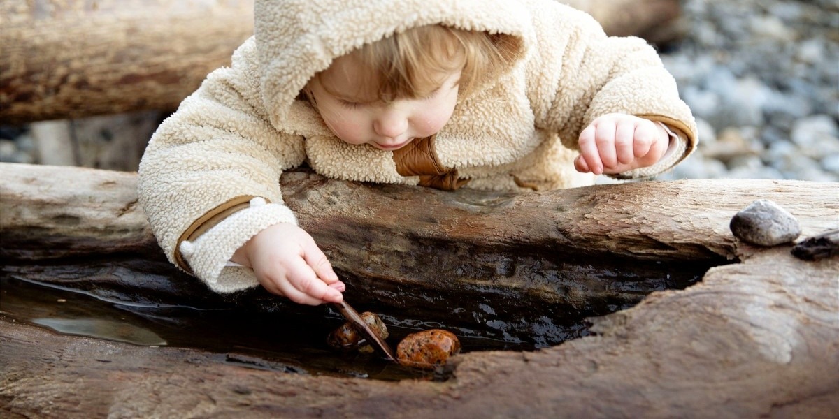 TRẺ THIẾU KỸ NĂNG GIẢI QUYẾT VẤN ĐỀ, TRẺ DỄ SỐNG TRONG LO ÂU TRẦM CẢM?
Đó là kết quả của 1 nghiên cứu cách đây 10 năm. Mãi đến tận bây giờ khoa học mới có thể hiểu rõ hơn về điều này và sự thành công, hạnh phúc của một đứa trẻ không chỉ phụ thuộc vào liệu trẻ có học hành đứng đầu lớp, biết đàn, hát hay, múa giỏi hay không... mà nó còn phụ thuộc lớn vào đứa trẻ đó có kỹ năng sống không. Hiện nay, giải quyết vấn đề là một trong những kỹ năng sống quan trọng mà những nền giáo dục ở các nước phát triển đã và đang hướng tới xây dựng cho trẻ ở độ tuổi sớm.

ĐỨA TRẺ THIẾU KỸ NĂNG GIẢI QUYẾT VẤN ĐỀ SẼ NHƯ THẾ NÀO?
Đứa trẻ này sẽ tìm cách trốn tránh vấn đề hoặc khi vấn đề xảy ra chúng sẽ cảm thấy stress hơn và tìm kiếm giải pháp cũ và cố giữ lấy giải pháp này cho đến khi nhận ra nó là không thể. Khi đó, chúng thường rơi vào trạng thái mất hi vọng và căng thẳng lo âu.

NGƯỢC LẠI ĐỨA TRẺ CÓ KỸ NĂNG GIẢI QUYẾT VẤN ĐỀ SẼ NHƯ THẾ NÀO?
Chúng không xem đó là vấn đề mà là thử thách. Sau mỗi thử thách chúng cảm thấy mạnh mẽ và hạnh phúc vì có những kỹ năng mới gặt hái được.

TẠI SAO TRẺ NGÀY NAY DỄ THIẾU KỸ NĂNG GIẢI QUYẾT VẤN ĐỀ?
Mọi đứa trẻ sinh ra đều có thể là một nhà giải quyết vấn đề rất tốt trừ khi cha mẹ chúng không cho chúng cơ hội. Ngày nay, cha mẹ thường quan tâm đến con cái. Đó là một xu hướng tích cực, nhưng dễ làm thay trẻ, hở trẻ khóc 1 tí là làm thay hay dỗ ngọt cho qua. Đó không phải thương trẻ mà là có 1 chút ích kỷ vì nó sẽ lấy đi cơ hội để trẻ phát triển kỹ năng giải quyết vấn đề từ chính bản thân trẻ.

DẠY TRẺ KỸ NĂNG GIẢI QUYẾT VẤN ĐỀ NHƯ THẾ NÀO?
1. Cha mẹ đừng làm quản gia mà hãy làm cố vấn cho trẻ ở bất kì tình huống nào trẻ gặp khó khăn.
2. TS. Lockart từng chia sẻ mô hình 5-1 như sau:

Mô hình này bắt đầu bằng khuyến khích trẻ suy nghĩ về vấn đề trước tiên. Nhà bác học thiên tài Einstein từng nói: “Nếu tôi có 1 giờ để giải quyết một vấn đề, tôi sẽ bỏ ra 55 phút nghĩ về vấn đề, và 5 phút nghĩ về giải pháp.” Cho phép trẻ nói, hét lớn, thậm chí kèm cảm xúc của trẻ (nếu có) về vấn đề trẻ đang gặp phải. Điều này sẽ giúp trẻ biết chấp nhận thử thách. Do đó, trẻ có quyền khóc, tức tối hay giận dữ ở tại thời điểm này là bình thường.

Sau đó, giúp trẻ suy nghĩ về các cách có thể để giải quyết vấn đề. Nhấn mạnh cho trẻ hiểu rằng tất cả các giải pháp không nhất thiết phải là những ý tưởng hay. Giúp con bạn phát triển các giải pháp nếu chúng đang gặp khó khăn trong việc đưa ra các ý tưởng. Ngay cả một câu trả lời ngớ ngẩn hoặc một ý tưởng xa vời cũng là một giải pháp. Điều quan trọng là giúp trẻ thấy rằng với một chút sáng tạo, con có thể tìm ra nhiều giải pháp tiềm năng khác nhau. Khuyến khích trẻ đưa ra khoảng 5 giải pháp.

Tìm ra những thuận lợi và khó khăn của mỗi giải pháp. Và chọn 1 và thử nó ngay. Nếu thất bại, lại tiếp tục cái khác.

3. Cho kết quả tự nhiên diễn ra. Nghĩa là, đừng cố làm nó khít như bạn mong muốn nó xảy ra với trẻ. Kết quả có thể lệch mong đợi nhưng nó cần tự nhiên nhất vì đó là cách trẻ hiểu về kết quả. VD, trẻ vẽ 1 con mèo được tô màu xanh lá và có thể lên lớp sẽ không thể đạt điểm 10, bạn cố tô màu thêm vần đen hay dậm theo đường nét hay gợi ý tô màu khác. Đó là bạn đang cố bóp méo kết quả tự nhiên. Có lẽ trẻ sẽ có điểm cao, nhưng trẻ không bao giờ hiểu được kết quả tự nhiên của trẻ. Đứa trẻ không thể nào học được kỹ năng giải quyết vấn đề khi không thể biết kết quả trẻ sẽ có 1 cách tự nhiên nhất là như thế nào.

4. Nhiều bạn có thể nói rằng: nói thì dễ nhưng làm thì khó, vì vậy cứ hãy làm cho trẻ đã, rồi sẽ dạy sau. Thật ra, kỹ năng giải quyết vấn đề nằm ở chính mỗi đứa trẻ khi có vấn đề xảy ra. Nếu mọi thứ đều được trải thảm đỏ thì trẻ không thể nào phát huy được nó. Và 1 điều tất cả chúng ta đều biết: chúng ta không thể đi hết con đường trẻ đi và không thể ngăn trẻ tránh mọi rắc rối trừ khi chính bản thân trẻ biết và làm chủ nó.