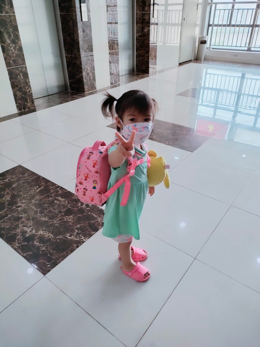 ❤ NHỮNG ĐIỀU CÔ GIÁO MẦM NON MONG BỐ MẸ HIỂU ❤

Khi đưa con đi học mẫu giáo, các bố mẹ sẽ có rất nhiều mối lo lắng. Liệu cô có chăm con không? Liệu con ăn có đủ không? Có bị bắt nạt không? Và đôi khi, vì quá lo lắng, bố mẹ vừa dè chừng lại vừa khắt khe với các cô giáo mầm non.
Để có thể cho trẻ môi trường giáo dục tốt nhất, việc bố mẹ và cô giáo của con có một mối quan hệ tốt, thông cảm và hiểu nhau vô cùng quan trọng. Có những điều các cô chưa bao giờ nói, nhưng rất mong bố mẹ có thể hiểu, đó là….

⭐️HÃY BÀY TỎ SỰ TÔN TRỌNG VỚI CÔ GIÁO
Làm giáo viên mầm non rất mệt, các cô phải chăm sóc nhiều trẻ một lúc, bắt đầu công việc từ 7h sáng, đến trước để chuẩn bị đón trẻ và kết thúc lúc 6h, sau khi tất cả trẻ đã ra về. Trường nào có tạp vụ còn đỡ, trường nào không thì cô còn phụ trách dọn dẹp lớp và cả trường, vệ sinh đồ chơi và vô số những việc không tên khác ngoài việc chăm sóc trẻ trên lớp.
Bên cạnh đó, giáo viên mầm non còn chịu áp lực rất lớn từ các phụ huynh, mỗi người một kì vọng khác nhau: con có ăn đủ không, con có được chơi nhiều không, tại sao con lại bị xước…. Các bé lại có những thời kì khủng hoảng, mè nheo khác nhau…
Vì thế, đơn giản như mỗi buổi sáng hãy chào các cô và mỉm cười khi các cô đón con. Nhiều phụ huynh mỗi sáng đưa con đến trường rồi quay đi mà không hề cười hay chào cô giáo một câu. Và buổi chiều, hãy mỉm cười và hỏi han cô khi đón con. Chỉ những việc đơn giản như vậy cũng đã tiếp thêm động lực cho các cô rồi.

⭐️HẠN CHẾ CHO TRẺ MANG ĐỒ ĂN, ĐỒ CHƠI ĐẾN LỚP
Trừ khi bé có vấn đề đặc biệt về ăn uống hay dị ứng khiến bạn phải gửi thức ăn riêng cho bé, bình thường đừng gửi sữa bột, nước cam hay bất kì món ăn nào cho bé ở trường. Bởi vì các cô sẽ mất thêm thời gian để pha chế, chuẩn bị đồ ăn riêng cho bé, chưa kể đến việc có thể bé sẽ cảm thấy mình khác biệt so với các bạn, ăn chế độ ăn riêng. Hãy để bé hòa đồng và làm quen với đồ ăn ở trường.
Với đồ chơi, khi mang đến lớp có thể khiến trẻ xao nhãng, thậm chí là các trẻ trong lớp cũng sẽ tranh nhau món đồ chơi đó, chỉ vì nó mới lạ. Vì thế, hãy để trẻ chơi đùa với đồ chơi và các hoạt động ở lớp.

⭐️ĐỪNG ĐẶT QUÁ NHIỀU ÁP LỰC CHO CÁC CÔ
Đối với bạn, con là tất cả, là trung tâm của vũ trụ. Nhưng đối với cô, một mình phải phụ trách rất nhiều trẻ. Vì thế có thể đôi khi có sơ suất, chưa kịp thay quần khi trẻ tè dầm, mải trông bạn này để hai bạn giằng nhau…. Những sơ suất nhỏ như vậy, các cô rất mong bố mẹ không quá khắt khe và chỉ trích.
Bên cạnh đó, ngoại trừ bé có vấn đề đặc biệt về sức khỏe và tâm lí cần lưu ý, ngoài ra đừng ép cô phải tuân theo những thói quen hay có sự chăm sóc riêng với bé nhà bạn như phải tết tóc chứ không được buộc tóc, phải ru con ngủ…. Những việc nhỏ nhặt như thế nhưng sẽ tạo thêm rất nhiều áp lực cho các cô.

⭐️HÃY BÌNH TĨNH VÀ HỢP TÁC KHI CÓ VẤN ĐỀ
Cho dù các cô giáo có tập trung làm việc đến mức nào cũng không thể đảm bảo trẻ không bị thương trong suốt quá trình đi học. Trẻ rất hiếu động và kĩ năng vận động thô còn kém nên sẽ dễ dàng bị vấp ngã, bị thương. Trẻ kĩ năng xã hội và kiểm soát cảm xúc còn kém nên có thể sẽ đánh nhau bất chợt lúc cô giáo đang mải trông bạn khác. Cách tốt nhất để ngăn ngừa tai nạn là bắt trẻ ngồi một chỗ và hạn chế hoạt động, đó là điều bạn không hề mong muốn. Vì thế, để khuyến khích sự phát triển của trẻ, phải để chúng tiếp xúc với những rủi ro, phải để trẻ khám phá và bị thương đôi khi là một phần của quá trình đó. Nên hãy bình tĩnh và đừng khắt khe với cô nếu khi bạn đón con con bị xước xác, quần áo xộc xệch, mồ hôi hay lấm bẩn. Bởi nếu bạn muốn đón một đứa trẻ sạch sẽ thơm tho, có thể cô sẽ không dám cho con vui chơi, vận động mà chỉ được ngồi một chỗ.
Và tương tự như vậy, khi con trẻ bảo chúng không muốn đi học hay nói có vấn đề gì đó ở trường, hãy bình tĩnh hỏi chuyện con và quan sát trước khi bạn muốn lên tiếng nói chuyện với cô. Bởi vì khả năng diễn đạt của trẻ chưa hoàn thiện nên có thể có những vấn đề nói không rõ ràng khiến bạn hiểu sai. Vì thế, hãy quan sát trước và nhẹ nhàng trò chuyện với cô về những lo lắng của mình. Việc để trẻ chứng kiến bố mẹ “lên lớp” với cô giáo không phải là chuyện nên làm. Nếu bạn cảm thấy có vấn đề, hãy giải quyết bằng việc chuyển trường hoặc phương án khác, nhưng tuyệt đối không nên lớn tiếng với cô giáo, ít nhất là trước mặt con.

⭐️ĐỪNG ĐẶT ÁP LỰC VIỆC ĂN UỐNG LÊN VAI CÁC CÔ
Câu nói mà các cô giáo mầm non muốn nghe nhất từ phụ huynh là: “Cô không cần ép bé ăn, bé ăn được bao nhiêu là tùy bé” nhưng rất hiếm khi được nghe. Lịch trình ở một trường mầm non với 5 bữa ăn một ngày, chiếm khá nhiều thời gian. Và rất nhiều bố mẹ tạo áp lực cho các cô về chuyện ăn uống, hôm nay con ăn bao nhiêu, có hết bát không… dẫn đến việc các cô phải ép con ăn. Rất nhiều trường hợp các cô căng thẳng, áp lực và dùng bạo lực với trẻ chỉ vì áp lực ăn.

⭐️ĐỪNG QUÁ COI TRỌNG CAMERA HAY ẢNH
Camera thực sự không phải là một ý kiến hay trong trường mầm non. Bởi vì, những gì bạn nhìn thấy qua camera đôi khi không phản ánh đúng vấn đề. Và bạn cũng có thể chủ quan chỉ vì những gì nhìn thấy trên camera. Vì thế, nếu phát hiện ra một bất thường khi xem camera, hãy bình tĩnh xem xét và nói chuyện với cô giáo trước khi gọi điện hay đến trường và lên tiếng về những gì bạn nhìn thấy.
Bên cạnh đó, đừng kì vọng hay yêu cầu trường up thật nhiều ảnh bé lên dù bạn muốn biết con ở trường học và sinh hoạt thế nào. Vì nếu phải bỏ ra nhiều thời gian, công sức để sắp xếp và chụp những tấm hình long lanh thì cô còn thời gian hoạt động và chơi với con không, các con có còn được tự do chơi thoải mái không? Hãy tin vào trực giác và quan sát của bạn hơn là những tấm ảnh và camera.

⭐️HÃY ĐỂ BÉ ĂN MẶC THOẢI MÁI
Váy vóc và quần bò, quần bó, áo sơ mi… không phải là những trang phục phù hợp để đi học. Vì bé cần hoạt động rất nhiều trong ngày, không hớ hênh thì cũng sẽ không thoải mái vận động với những trang phục đó. Tốt nhất là những bộ quần áo cotton thoải mái để bé có thể thoải mái vận động cả ngày ở trường.

⭐️HÃY KHUYẾN KHÍCH BÉ TỰ LẬP NHƯ Ở TRƯỜNG
Hầu hết cha mẹ đánh giá thấp những việc trẻ có thể làm. Ở trường, bé có thể cho ba lô vào tủ, cởi giày cho lên giá, thu dọn đồ của mình sau khi kết thúc buổi học. Bố mẹ cũng nên yêu cầu và kì vọng bé sẽ làm những việc này ở nhà.
Trẻ học hỏi qua thực hành, làm sai và thử lại. Hãy cho bé cơ hội để làm thay vì nhảy vào và làm hộ bé. Ở lớp các cô rất khó khăn để xây dựng tính tự lập cho bé nên rất cần sự hỗ trợ từ gia đình.

⭐️CÓ THỂ CÓ NHỮNG VẤN ĐỀ BẠN KHÔNG TIN, NHƯNG NÓ CÓ THẬT
Có rất nhiều hành động không bao giờ xảy ra ở nhà mà trẻ chỉ thể hiện nó ở trường bởi vì môi trường ở trường khác ở nhà: đó là một môi trường xã hội rộng hơn với nhiều mối quan hệ hơn. Do đó, hành động của trẻ ở trường có thể khác hẳn ở nhà. Và có những hành động bình thường ở nhà bố mẹ xem là chấp nhận được nhưng ở lớp thì hành động đó có thể sẽ ảnh hưởng đến cả lớp, hậu quả lớn hơn ở nhà rất nhiều. Vì thế, hãy bình tĩnh khi cô giáo thông báo với bạn một hành động nào đó của bé khác hẳn với suy nghĩ của bạn bình thường về bé ở nhà hay một hành động mà bạn nghĩ là “không thành vấn đề”.

⭐️ĐỪNG PHÓ MẶC CHO CÔ GIÁO
Nhiều bố mẹ cho rằng chỉ cần cho bé học ở trường, tìm một trường thật tốt, thật nhiều tiền cho con vào học là đủ. Nhưng dù trường tốt đến đâu, vai trò và giáo dục gia đình cũng vô cùng quan trọng và không bao giờ kết thúc. Hãy tiếp tục dạy bé và đừng phụ thuộc vào cô giáo và việc học ở trường. Khi bố mẹ phối hợp với các cô, việc dạy trẻ trên lớp cũng sẽ dễ dàng hơn rất nhiều.

Bên cạnh đó, hãy chịu khó theo dõi những thông báo của trường và phối hợp với các cô trong những hoạt động, ví dụ như cần mang món đồ nào đến lớp, cần bé mặc trang phục đặc biệt nào đó để chuẩn bị cho hoạt động ở trường. Nếu bé có vấn đề hay biểu hiện nào đó đặc biệt bạn cũng nên thông báo với các cô để các cô có thể điều chỉnh hoạt động ở trường tốt hơn.

Cuối cùng, chúng mình chỉ muốn nhắn nhủ với bố mẹ một điều thôi, khi tìm trường cho con, hãy nói chuyện và hiểu giáo viên của con. Sau đó, hãy dùng sự tin tưởng và tình cảm trong mối quan hệ giữa phụ huynh và giáo viên, đó là điều tốt nhất cho trẻ. Các cô giáo cũng có rất nhiều áp lực và rất cần sự chia sẻ, bao dung của bố mẹ.

Sưu tầm: Mầm nhỏ