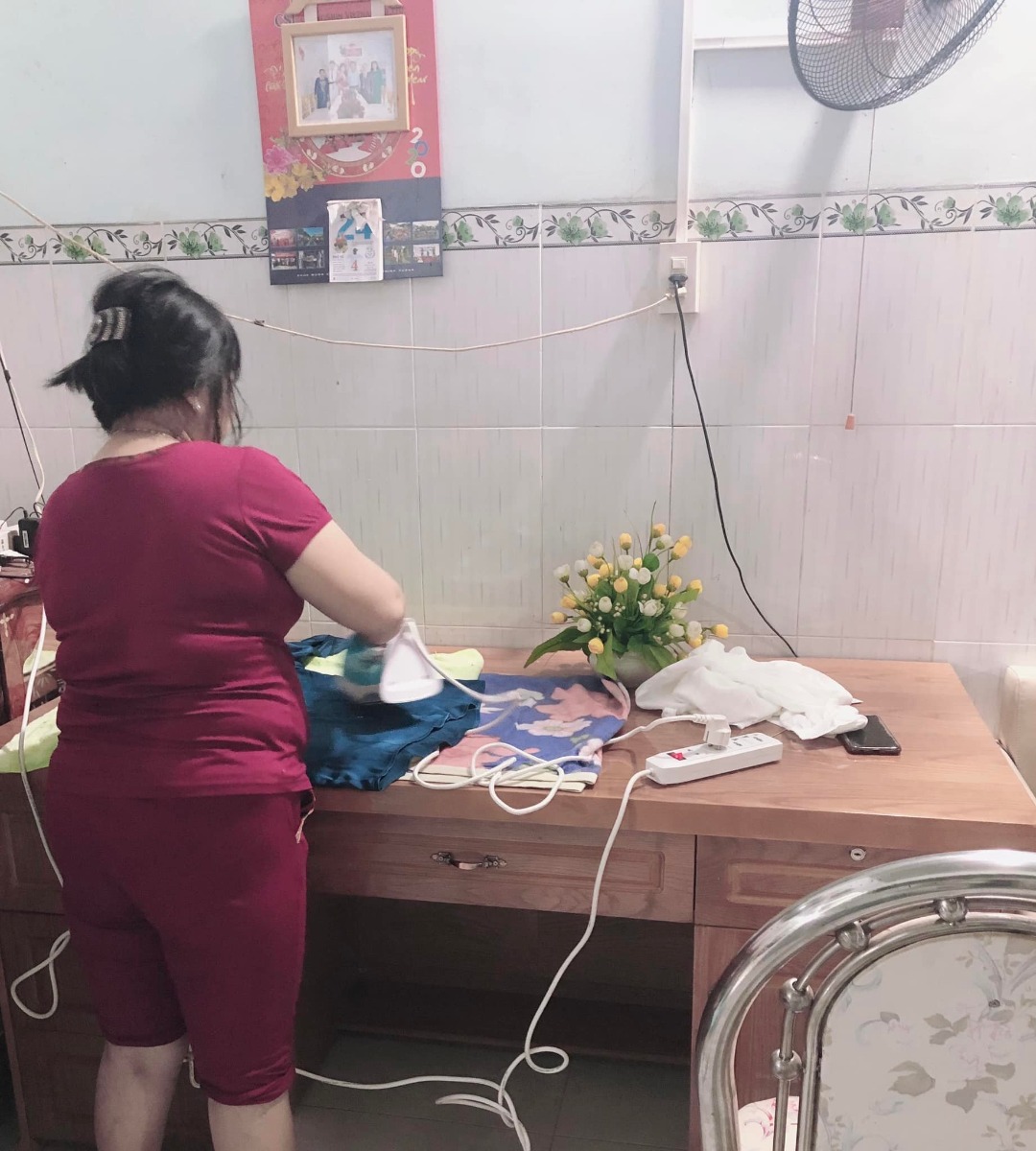 Con dâu vụng về mẹ chồng cũng pải ủi áo cho đi làm 🤦🏼‍♀️ .
Mình nghe rất nh câu chuyện về mẹ ck , nhưng e thật sự rất cảm phục và biết ơn mẹ ck e luôn .
Từ hồi chưa lấy ck nghe tin mình hết tiền bà gửi gạo mắm tiền lên cho bảo “ cô chưa lĩnh lương nên còn mấy đồng cô gửi lên cho con “ 😢
Tới khi mình đi đẻ đi vệ sinh bà cũng lau chùi cho mình vì mình đẻ mổ ngày đầu xuống giường rất đau .
Sáng dậy đi làm bà làm sẵn đồ ăn sáng chỉ việc ăn rồi đi làm .
Nhiều hôm bà hỏi “ con thích ăn gì mẹ nấu “
Mình là con dâu vụng về nhưng chẳng bao giờ thấy bà chửi .
Cái gì ngon bà cũng mua về bà mua quần chip bà cũng mua cho mình luôn .
Những điều ấy mình ko nhận dc từ mẹ ruột mà chỉ toàn ở mẹ ck thôi .