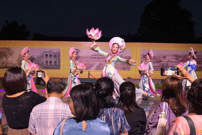Đã có TOUR ĐÊM "GIẢI MÃ HOÀNG THÀNH THĂNG LONG" ‼

Với mong muốn tạo một sản phẩm mới, độc đáo cho du lịch Thủ đô, tour đêm "Giải mã Hoàng thành Thăng Long" hướng đến những giá trị văn hóa, lịch sử đặc biệt của di sản văn hóa thế giới Hoàng thành Thăng Long, đem đến cho du khách những trải nghiệm khác biệt và hấp dẫn, làm nổi bật những di tích, di vật độc đáo quý giá của khu di sản. 
Hành trình trải nghiệm tour đêm "Giải mã Hoàng thành Thăng Long" kéo dài khoảng 1,5 giờ, có lộ trình bắt đầu từ Đoan Môn - cửa dẫn vào Cấm thành, nơi ở và làm việc của nhà vua xưa kia. 

Tại đây du khách được sống không gian Hoàng thành xưa, thưởng thức điệu múa hoàng cung ngay trên những dấu tích khảo cổ học độc đáo; chiêm ngưỡng những hiện vật, cổ vật quý giá được tìm thấy tại Hoàng thành Thăng Long trong nhà trưng bày với chủ đề "Thăng Long Hà Nội - Lịch sử nghìn năm từ lòng đất", dâng hương tưởng nhớ các bậc tiên đế tại điện Kính Thiên.

Tour đêm "Giải mã Hoàng Thành Thăng Long" sẽ được tổ chức vào các tối thứ 6 đến chủ nhật hàng tuần, bắt đầu từ 30-4.