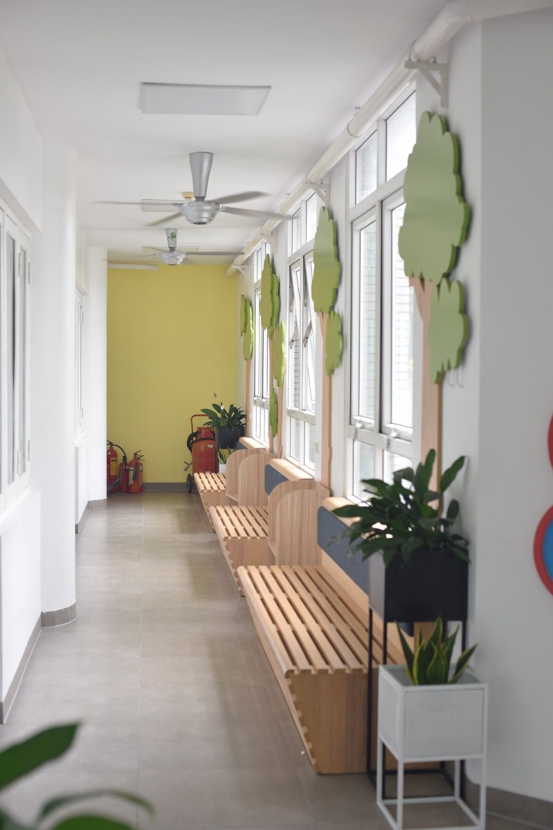 THƯ VIỆN HÀ NỘI - MÁT MẺ CHO TRẺ ĐỌC SÁCH.

Thư viện quốc gia một điểm đến lý tưởng cho các bé vào hè bố mẹ ạ. Dù năm nay hè tới muộn, nhưng đến lúc này cũng dần cảm nhận được sự oi bức rồi. Thư viện thì mở cửa từ 8h đến 20h (có nghỉ trưa). Em có chụp nội quy cho bố mẹ xem đấy.

Khi đến thư viện ở 54E Trần Hưng Đạo, ở sảnh dưới tầng thì cũng bình thường thôi, thâm chí hơi bừa bộn. Nhưng khi đi thang máy lên tầng thư viện thì choáng ngợp luôn bố mẹ ạ.
Không gian mát mẻ, sạch sẽ, xịn xò, trẻ trung. Đảm bảo các con lên phát mê luôn. Thư viện được chia thành nhiều khu vực sách như: mầm non, tiểu học, sách Hàn, Anh, Nhật. Mỗi phòng đều có giá và khu vực đọc riêng.

Nhưng có một cái phiền toái là bọn trẻ con thì rất hiếu động và ồn ào. Trong không gian khá hay ho này, bọn nó thích leo trèo chạy nhảy hơn là thích đọc. Chính là 2 đứa nhà mình. Bọn nó chỉ thích leo trèo, mình phải nhắc rất nhiều lần. Như thế sẽ gây ảnh hưởng đến những người khác trong thư viện bố mẹ nhỉ?

Minh thấy ở phía trong có 1 phòng nữa có bàn ghế ngồi đàng hoàng, điều hòa mát lạnh, yên tĩnh để bạn nào muốn yên tĩnh để đọc và học nữa nhé.

Để được mượn sách mang về thì trẻ phải có thẻ thư viện bố mẹ nha, phải mang Giấy khai sinh hoặc CMT đi. Thủ tục hơi lằng nhằng tí nhưng giá thì siêu mềm luôn: 120k/năm.

Chúc cả nhà đi chơi mát mẻ nha!