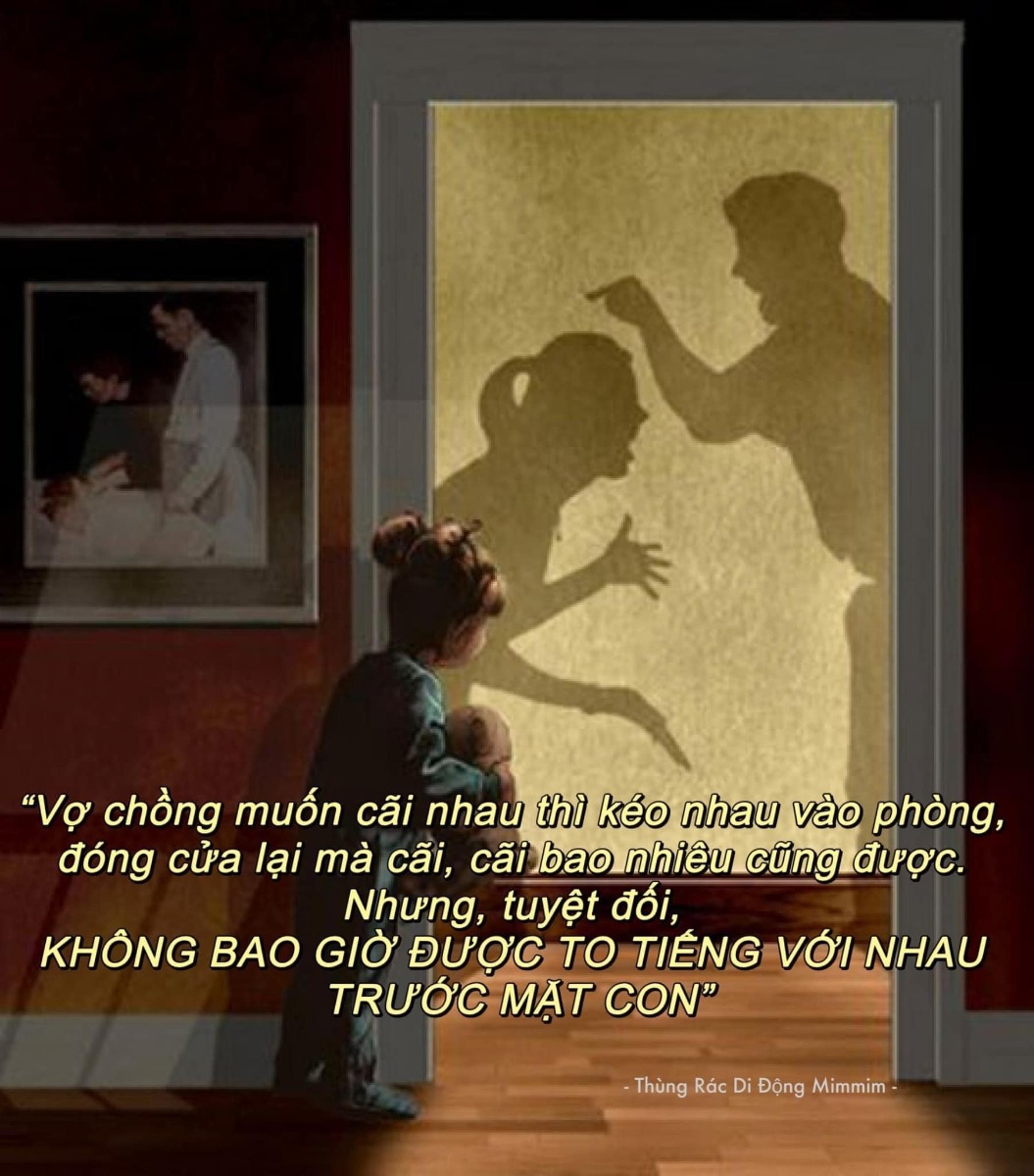 🗣 CHUYỆN CON TRẺ !!!

Trong một dịp về Huế thăm nhà, chiều nọ hai vợ chồng tui cãi nhau, thật ra cũng không hẵn là cãi nhau, mà chỉ tranh luận một vấn đề nọ (hơi to tiếng với nhau xíu, tại cãi hăng quá 🤣). Lúc đấy, Minnie cũng đang chơi ở đây, ba mẹ tui thấy thế vội chạy đến bồng Minnie đi chỗ khác chơi.

Lát sau, khi mọi chuyện đã ổn, cơm tối cùng nhau vui vẻ xong, ba gọi 2 vợ chồng tui vào phòng nói chuyện.
Ba tui nói :
“Lần sau dù có chuyện gì đi nữa, hai vợ chồng muốn cãi nhau thì kéo nhau vào phòng, đóng cửa lại mà cãi, cãi bao nhiêu cũng được. Nhưng, tuyệt đối, KHÔNG BAO GIỜ ĐƯỢC TO TIẾNG VỚI NHAU TRƯỚC MẶT CON. Con nít không có hiểu được nội dung câu chuyện của người lớn, không có biết được chuyện có nghiêm trọng hay không, không có biết đúng biết sai thế nào. Đối với ba mẹ, đó có thể chỉ là vài câu cãi vã vụn vặt và quên luôn sau đó nhưng trái tim, cảm xúc, tâm lý của con trẻ sẽ chịu ảnh hưởng rất lớn và có nhiều tác động tiêu cực đến cuộc sống sau này”

Thật vậy, từ bé đến giờ tui chưa một lần nghe/nhìn thấy ba mẹ cãi nhau hay to tiếng. Hồi đi học, mỗi khi nghe mấy đứa bạn than phiền về việc ba mẹ nó cãi nhau, tui luôn thấy tự hào vì ba mẹ tui chưa một lần cãi nhau, nhưng nói thì tụi nó không tin. Tụi nó bảo :”Làm gì có ba mẹ nào không cãi nhau, chỉ có cãi ít hay nhiều thôi”, tui một mực khẳng định là ba mẹ tui không hề cãi nhau nhưng không một ai tin và tui đã thấy rất bực bội.

Giờ đây, tui mới biết, tụi nó nói đúng. Thì ra, không phải ba mẹ tui không cãi nhau, mà ba mẹ không để tui nhìn thấy cảnh ba mẹ cãi nhau. Vậy nên suốt cả tuổi thơ của tui, cho đến bây giờ khi tui đã làm mẹ rồi, trong suy nghĩ kí ức của tui luôn là những hình ảnh hạnh phúc, đầm ấm, yêu thương, không một tiếng cãi vả…

Tui đã/đang là một đứa trẻ hạnh phúc, luôn vui vẻ và luôn có cảm giác được an toàn trong mái ấm gia đình.

Có lẽ vì cái cảm giác an toàn đấy, mà từ bé tui luôn muốn chia sẻ tất cả mọi chuyện với ba mẹ, cũng nhờ luôn chia sẻ nên tui luôn cảm giác được gần gũi, được thấu hiểu, được tin tưởng, và cảm thấy tự tin hơn, tích cực hơn trong cuộc sống. Bởi vì tui biết, dù có chuyện gì xảy ra thì ba mẹ tui vẫn luôn ở đó, ủng hộ và động viên tui.

Tui nhớ, ở cái “tuổi nổi loạn” hay cái tuổi dậy thì, thay đổi tâm sinh lý. Nhiều bạn học của tui thay đổi đến chóng mặt, nào trốn học đi chơi, nào lấy tiền ba mẹ, nào đua đòi… tui cũng đã từng muốn như thế, nhưng luôn có một dòng suy nghĩ chạy qua đầu, ngăn tui lại : “nếu mình làm thế, chắc ba mẹ sẽ buồn lắm”, nghĩ đến ba mẹ sẽ buồn, tui lại thôi. Thế đấy, tui có được những suy nghĩ tự giác, những chính kiến riêng ngay từ những năm học cấp 2, cho đến bây giờ.

Nghe từng lời ba nói, chồng tui đang : “Dạ dạ”, nhìn sang tui thì thấy nước mắt đã nhoè thấm vai. Ba tui với cả chồng tui nhìn nhau kiểu :”Nó bị gì thế?, nó làm sao vậy?, Ba nói nhẹ nhàng chứ có la đâu?”

Hmm…Chỉ tui hiểu. Thương và thầm cảm ơn ba mẹ thật nhiều ❤️