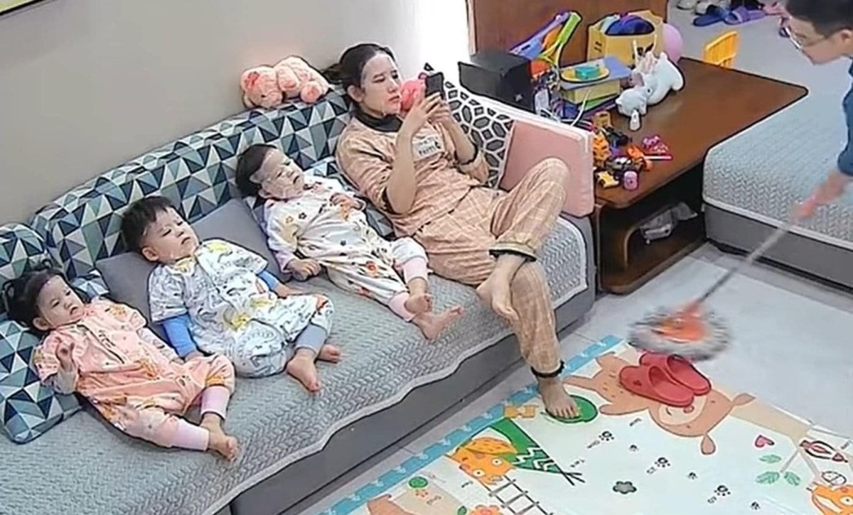 THẾ MÀ NGÀY XƯA BẢO ANH CHỈ VIỆC YÊU EM THÔI MỌI THỨ ĐỂ EM LO? 

Xưa yêu nhau thề non hẹn biển, vẽ ra viễn cảnh tương lai nào là em sẽ đẻ cho anh 3 4 đứa, rồi nào gia đình mình đông con hạnh phúc lắm, anh chỉ việc yêu em thôi mọi thứ để em lo. 

Hồi ấy thấy thế cùng vui, nhắm mắt lấy vợ giờ đẻ 1 đàn con rồi lưng lúc nào cũng phải khom, thôi kể thế thôi đi gỡ mặt nạ cho các ông tướng bà tướng đây, anh em đừng ảo tưởng cuộc sống gia đình nhàn hạ nhé!